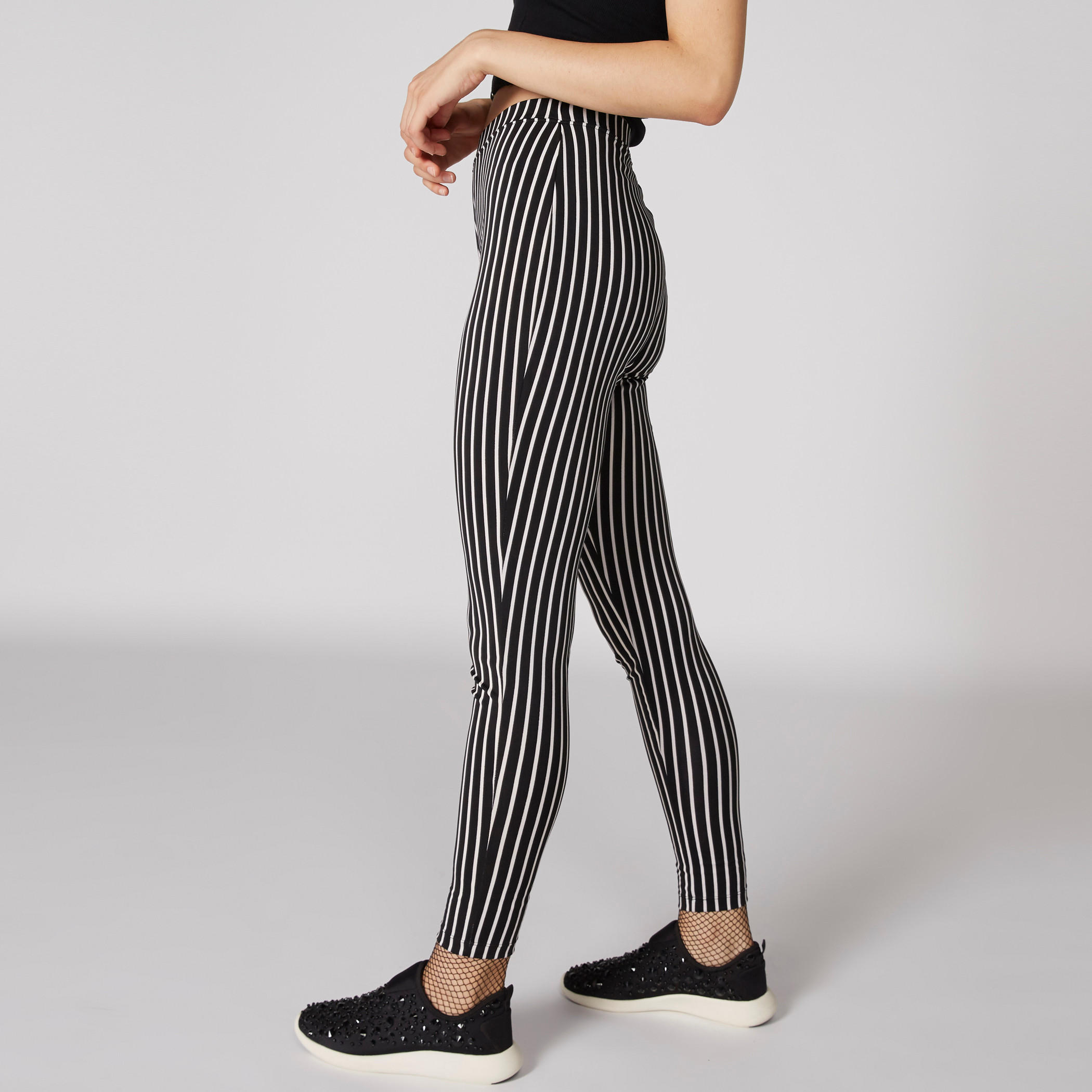 بنطال رياضي طويل بخصر مطّاطي وتصميم مقلّم-women-clothing-bottoms-trousers-image-4