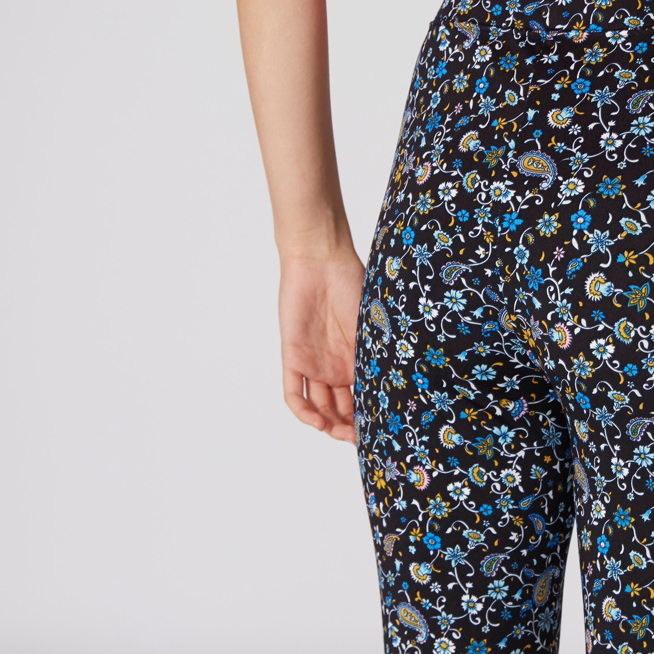 بنطال ليقنز طويل بطبعات وخصر مطاطي-women-clothing-bottoms-leggings-image-4