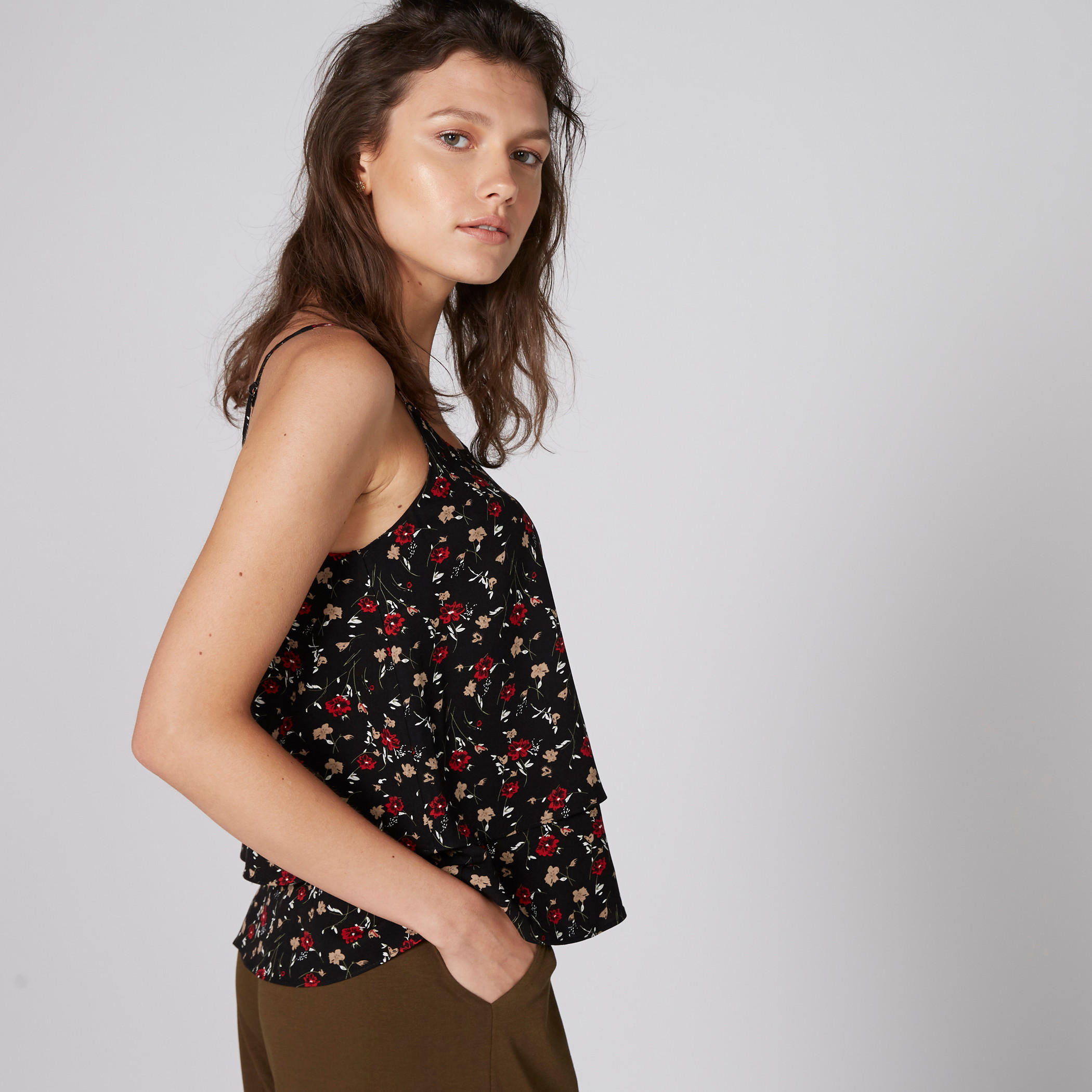 بلوزة بياقة مستديرة وحمالات رفيعة وطبعات-women-clothing-shirtsandblouses-blouses-image-3
