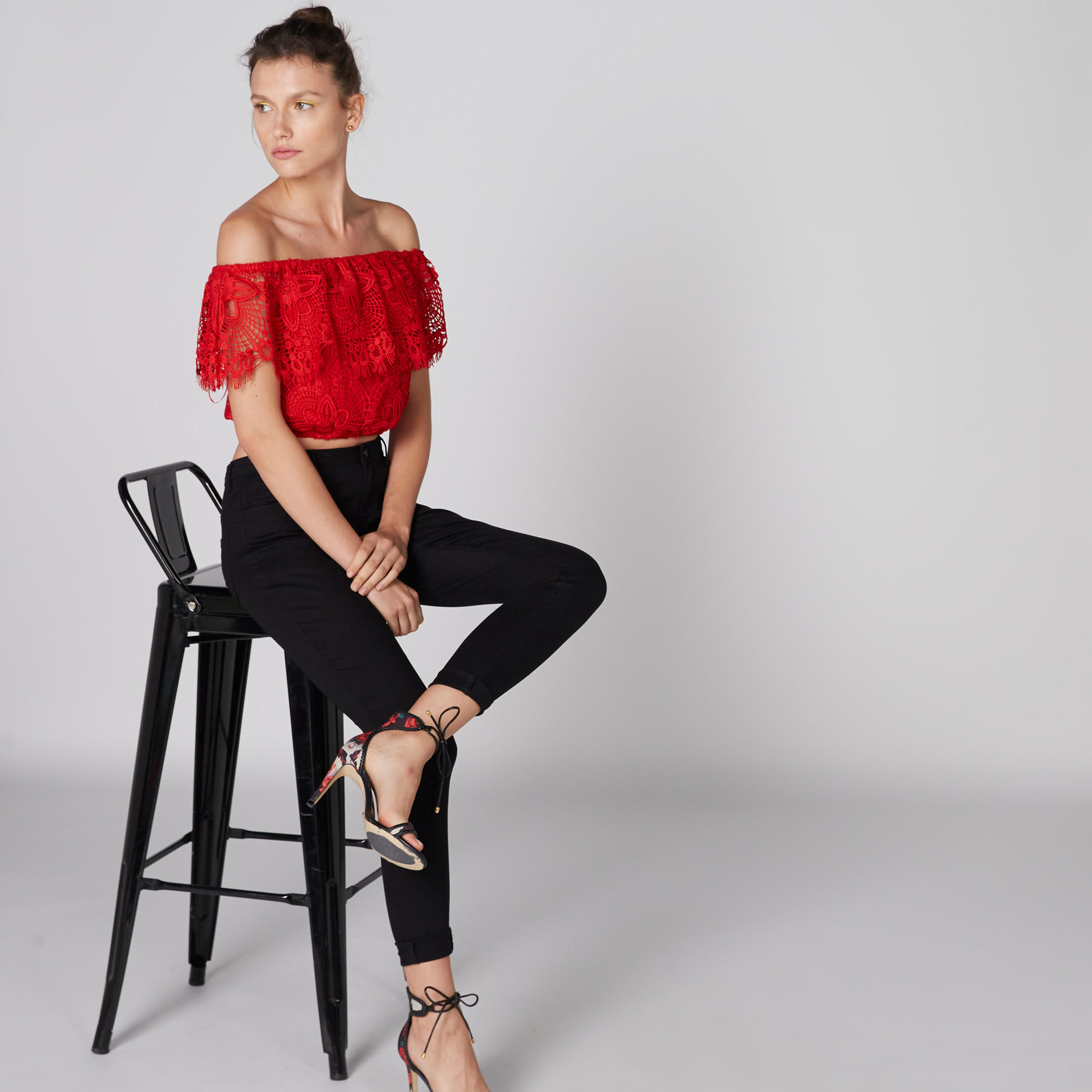 بلوزة قصيرة بأكتاف مكشوفة وتفاصيل دانتيل-women-clothing-shirtsandblouses-blouses-image-1