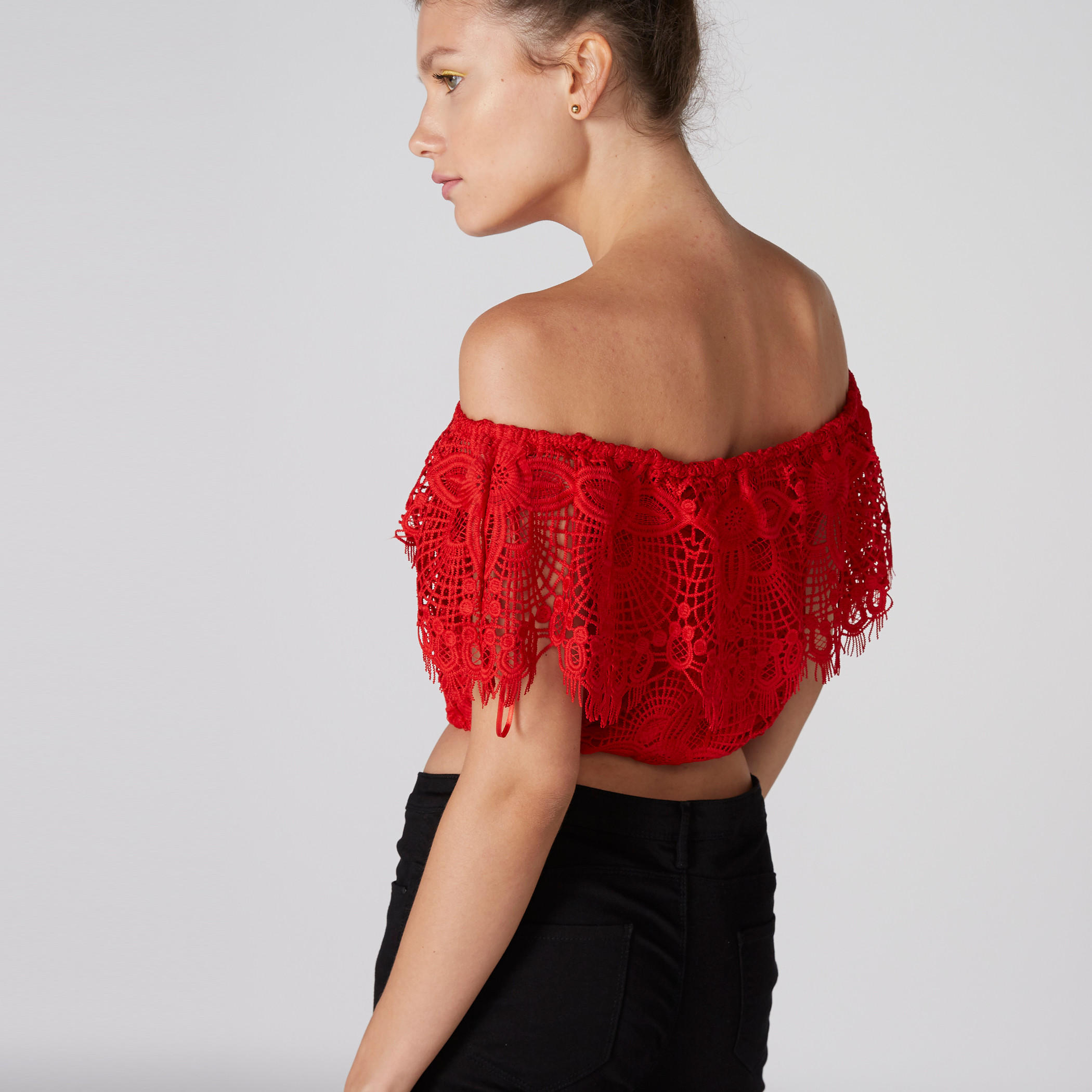 بلوزة قصيرة بأكتاف مكشوفة وتفاصيل دانتيل-women-clothing-shirtsandblouses-blouses-image-2