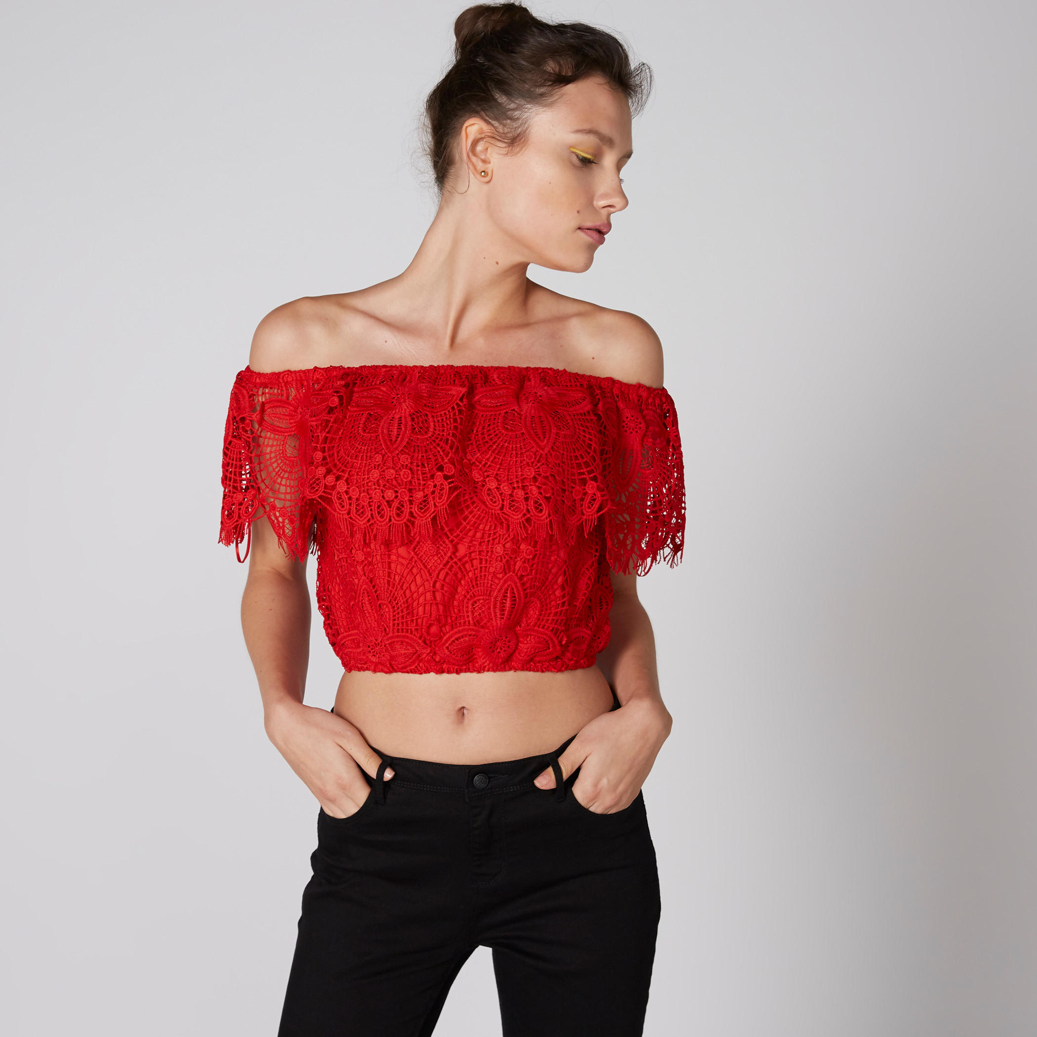 بلوزة قصيرة بأكتاف مكشوفة وتفاصيل دانتيل-women-clothing-shirtsandblouses-blouses-image-3
