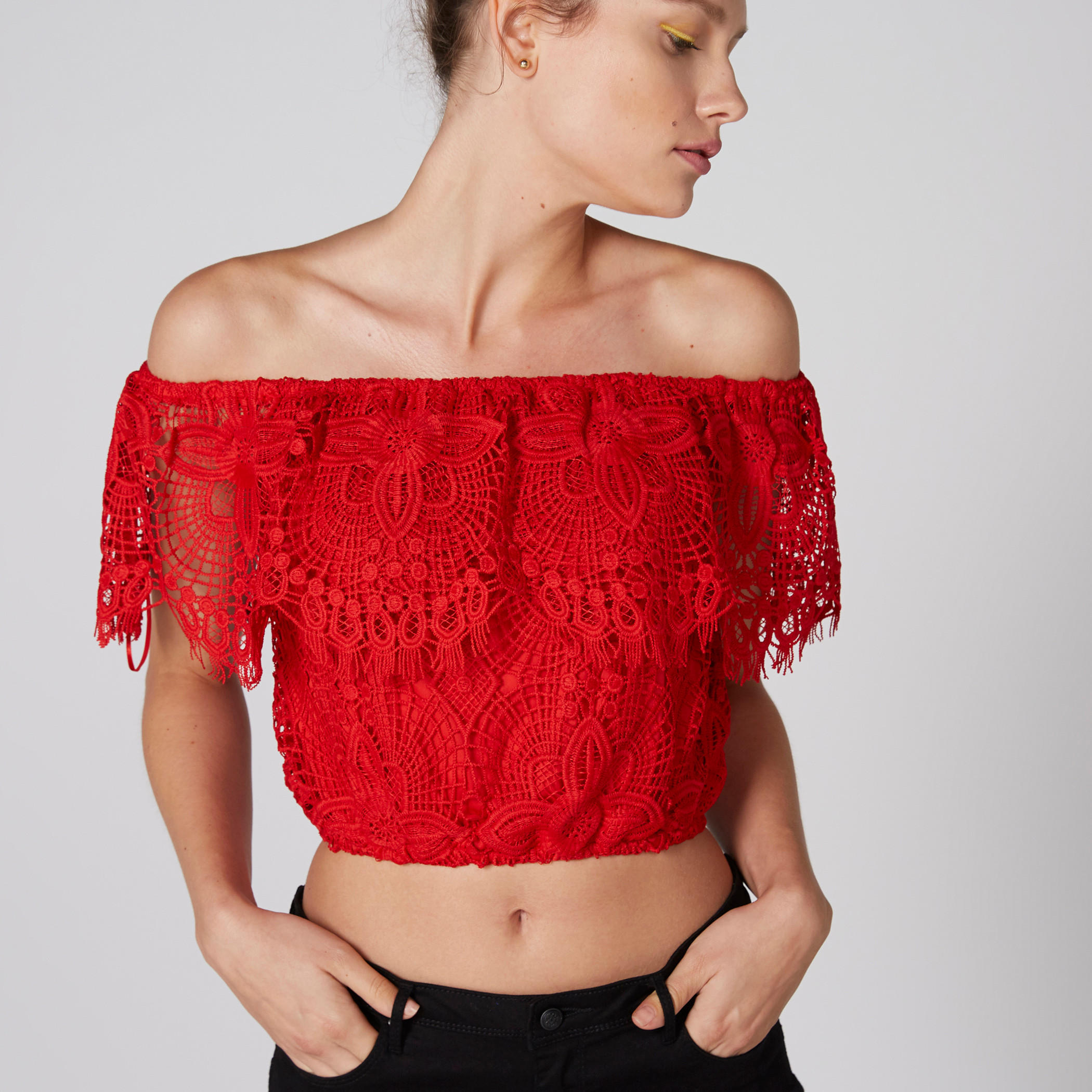 بلوزة قصيرة بأكتاف مكشوفة وتفاصيل دانتيل-women-clothing-shirtsandblouses-blouses-image-4