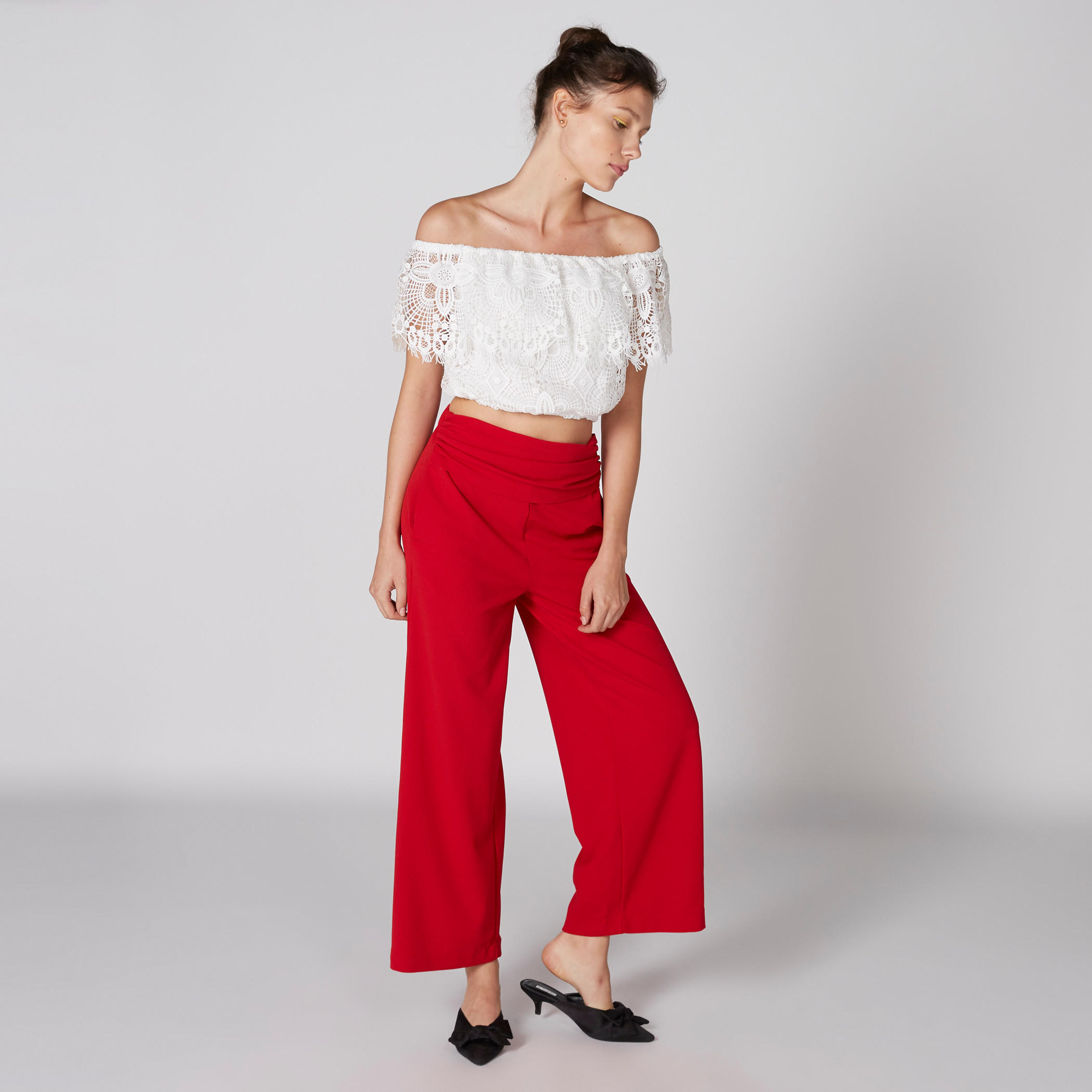 بلوزة قصيرة بأكتاف مكشوفة وتفاصيل دانتيل-women-clothing-shirtsandblouses-blouses-image-4