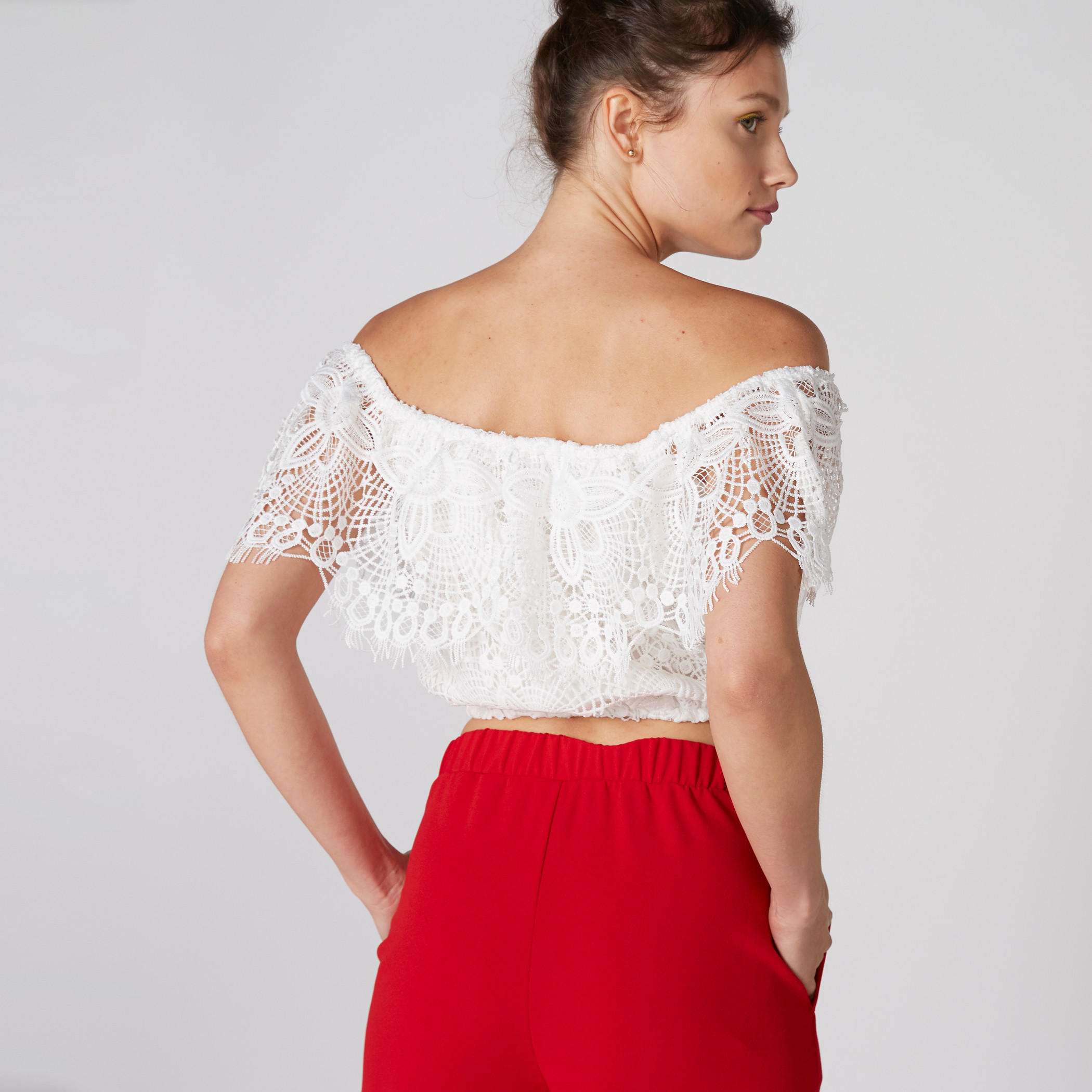 بلوزة قصيرة بأكتاف مكشوفة وتفاصيل دانتيل-women-clothing-shirtsandblouses-blouses-image-3