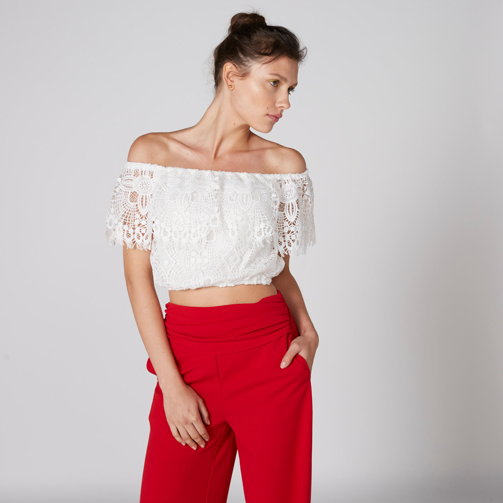بلوزة قصيرة بأكتاف مكشوفة وتفاصيل دانتيل-women-clothing-shirtsandblouses-blouses-image-2