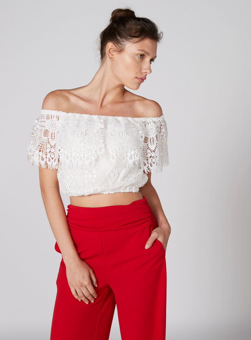 بلوزة قصيرة بأكتاف مكشوفة وتفاصيل دانتيل-women-clothing-shirtsandblouses-blouses-image-2