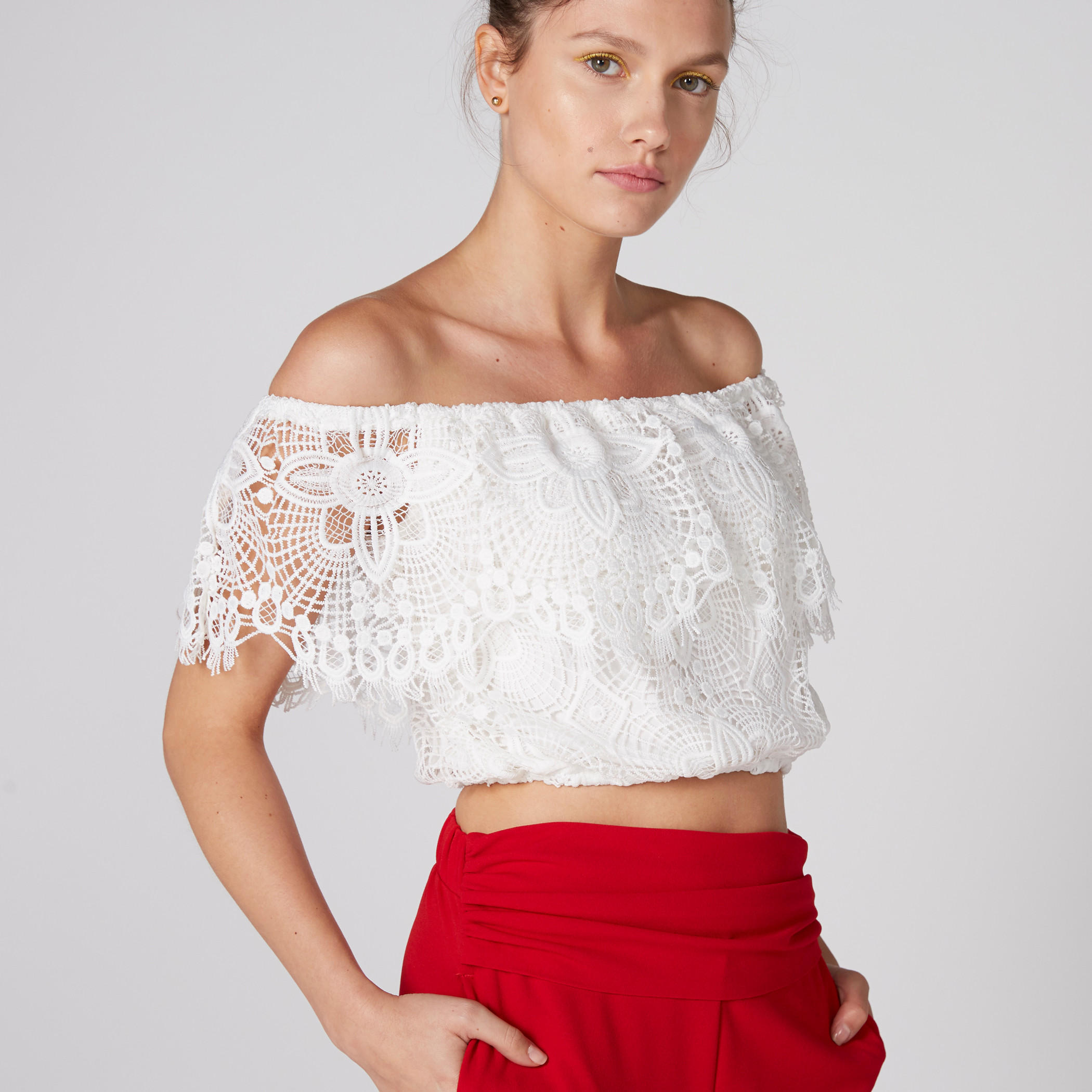 بلوزة قصيرة بأكتاف مكشوفة وتفاصيل دانتيل-women-clothing-shirtsandblouses-blouses-image-1