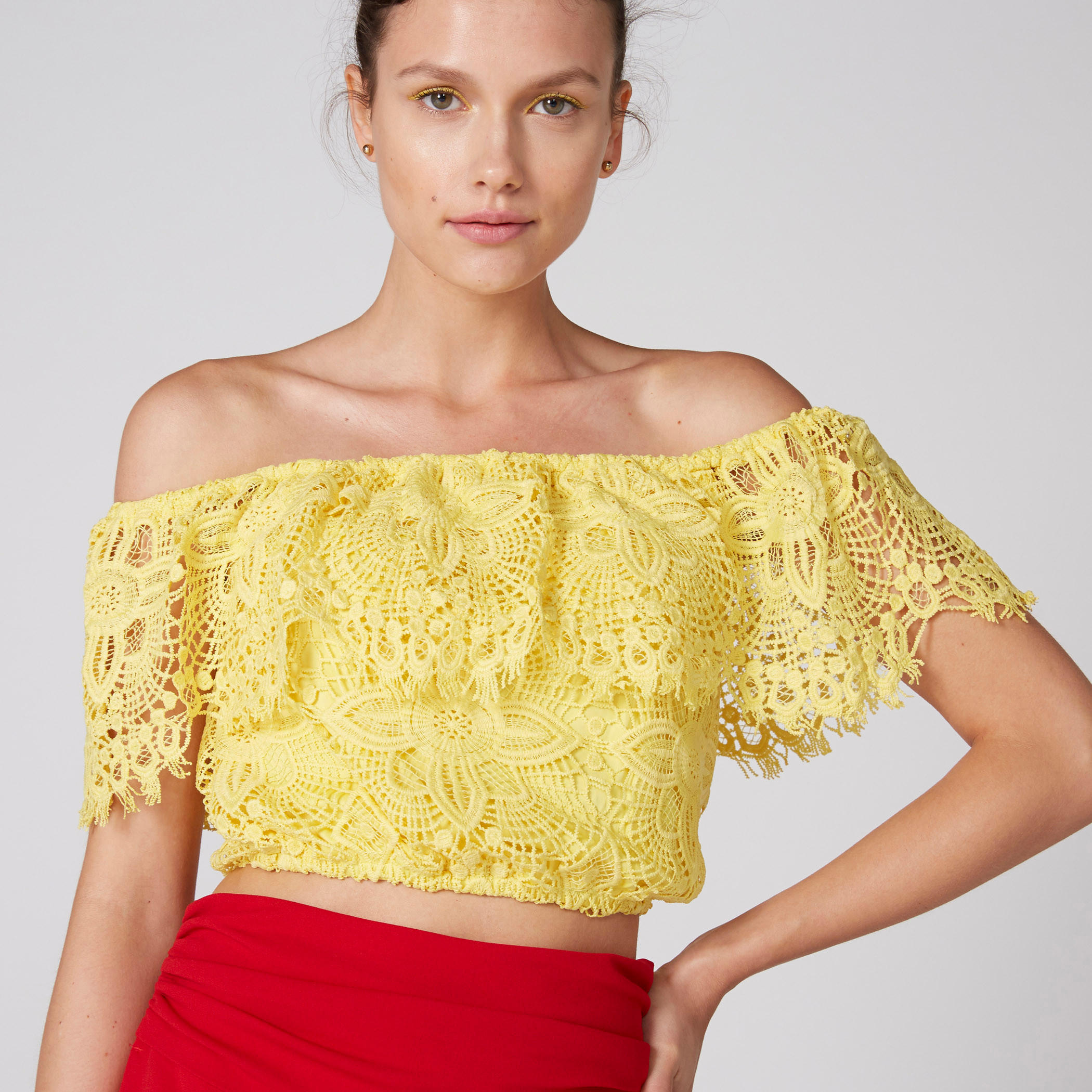 بلوزة قصيرة بأكتاف مكشوفة وتفاصيل دانتيل-women-clothing-shirtsandblouses-blouses-image-1