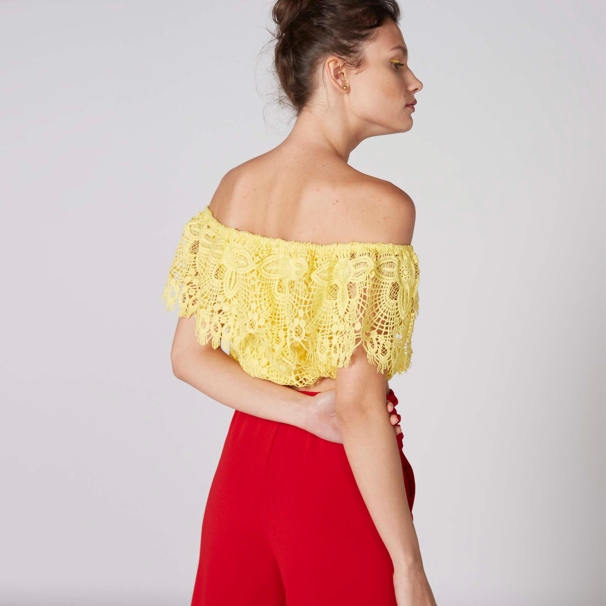 بلوزة قصيرة بأكتاف مكشوفة وتفاصيل دانتيل-women-clothing-shirtsandblouses-blouses-image-2