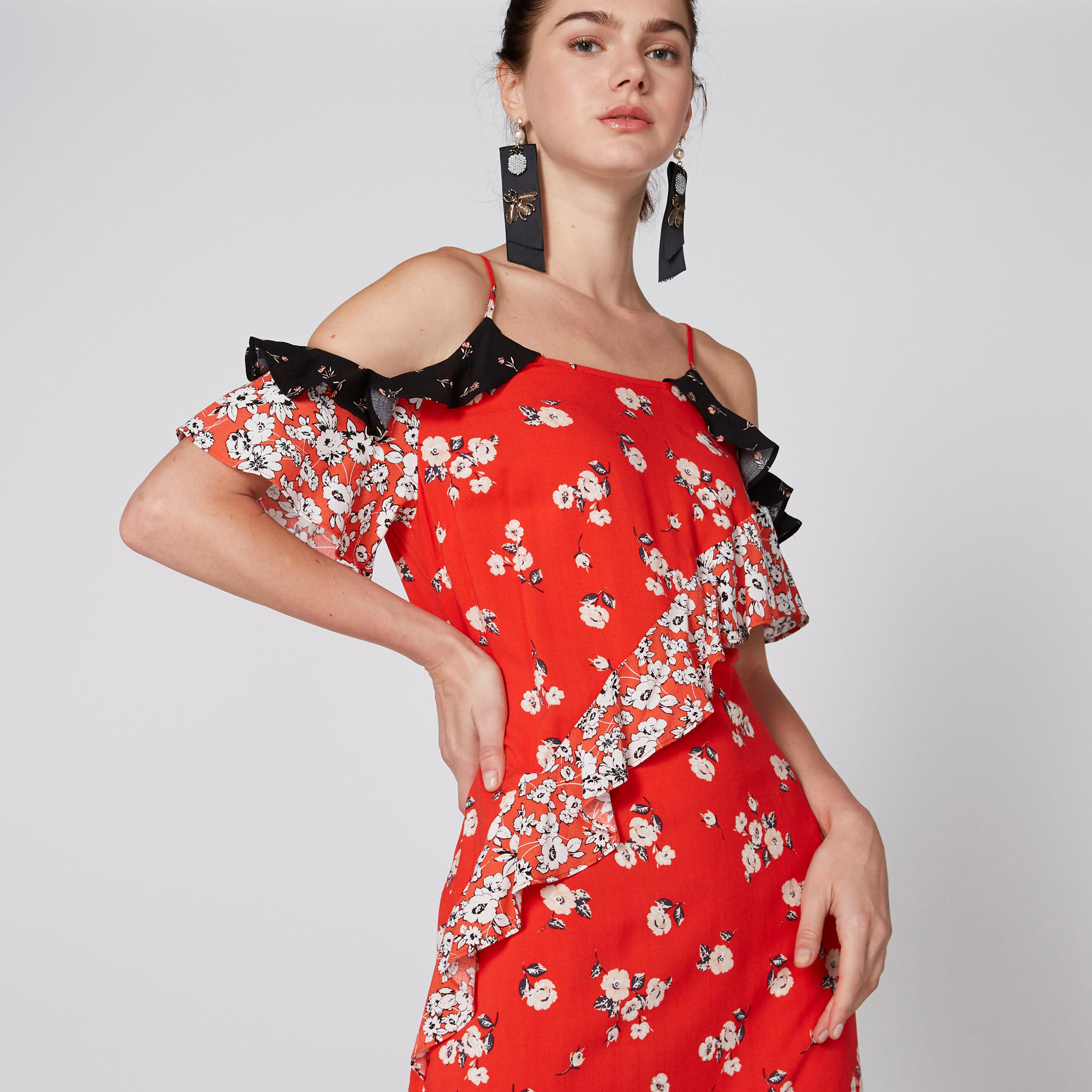 فستان متوسط الطول بأكتاف مكشوفة وتفاصيل كشكش وطبعات أزهار-women-clothing-dresses-image-1
