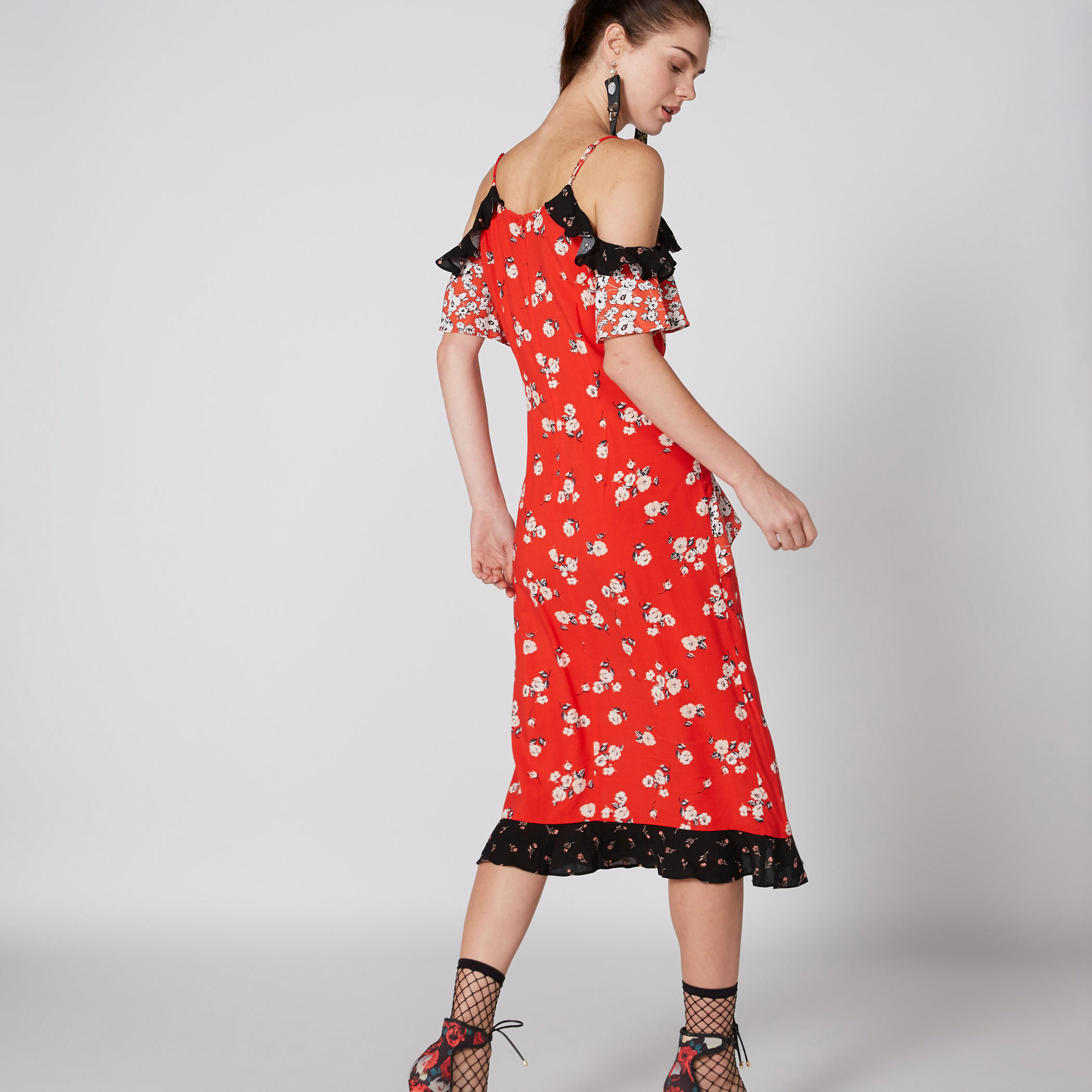 فستان متوسط الطول بأكتاف مكشوفة وتفاصيل كشكش وطبعات أزهار-women-clothing-dresses-image-2