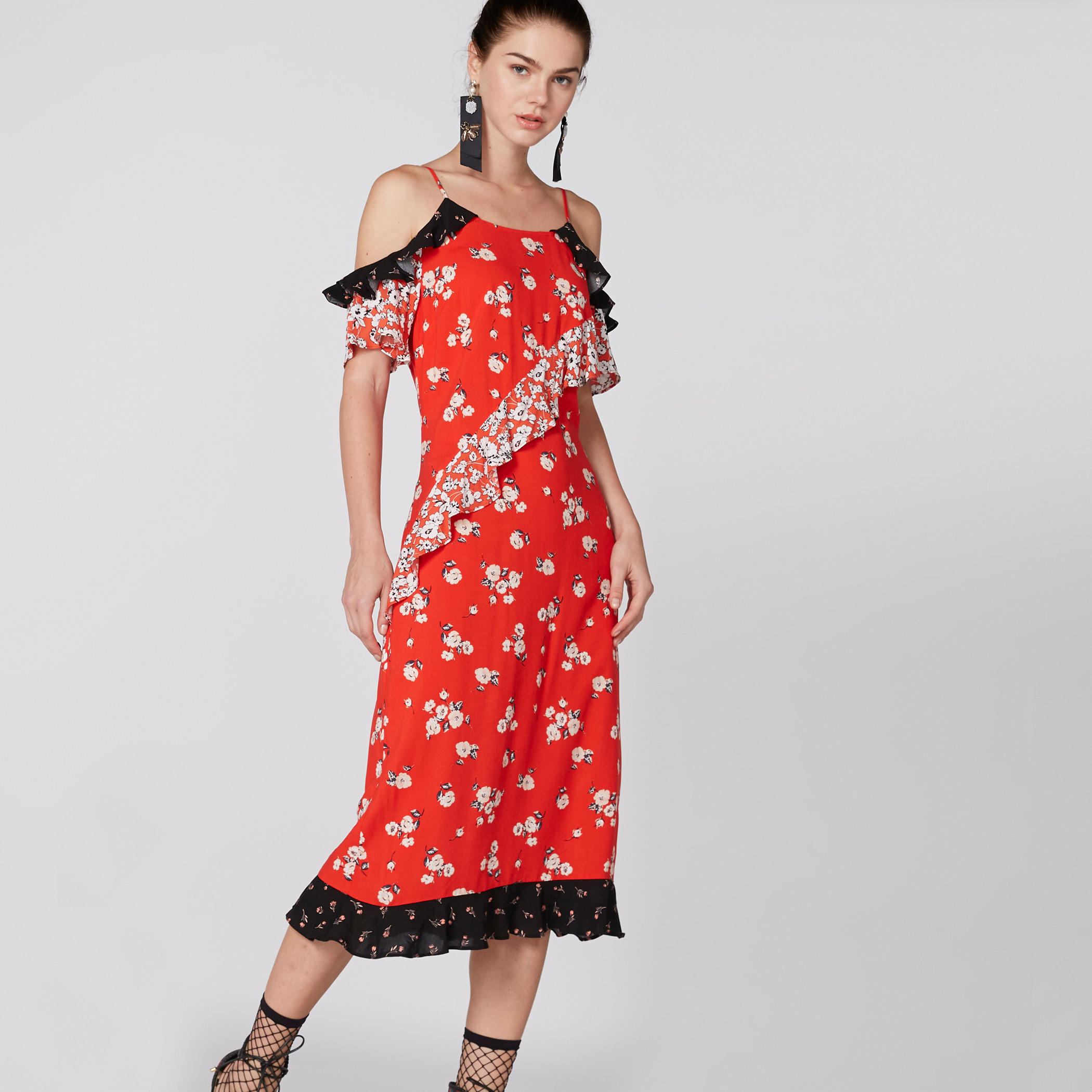 فستان متوسط الطول بأكتاف مكشوفة وتفاصيل كشكش وطبعات أزهار-women-clothing-dresses-image-3