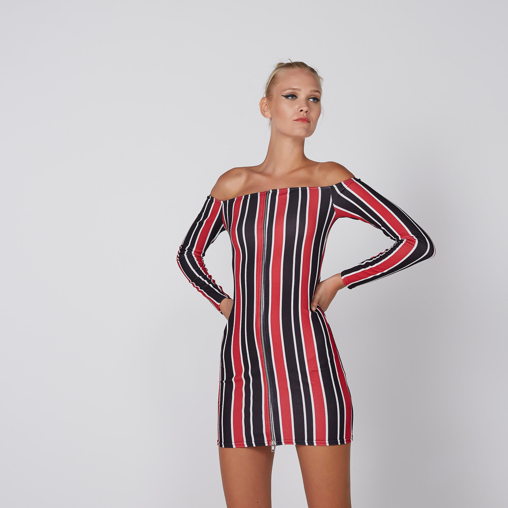 فستان قصير مقلّم بقصّة ضيّقة وأكتاف مكشوفة-women-clothing-dresses-image-2