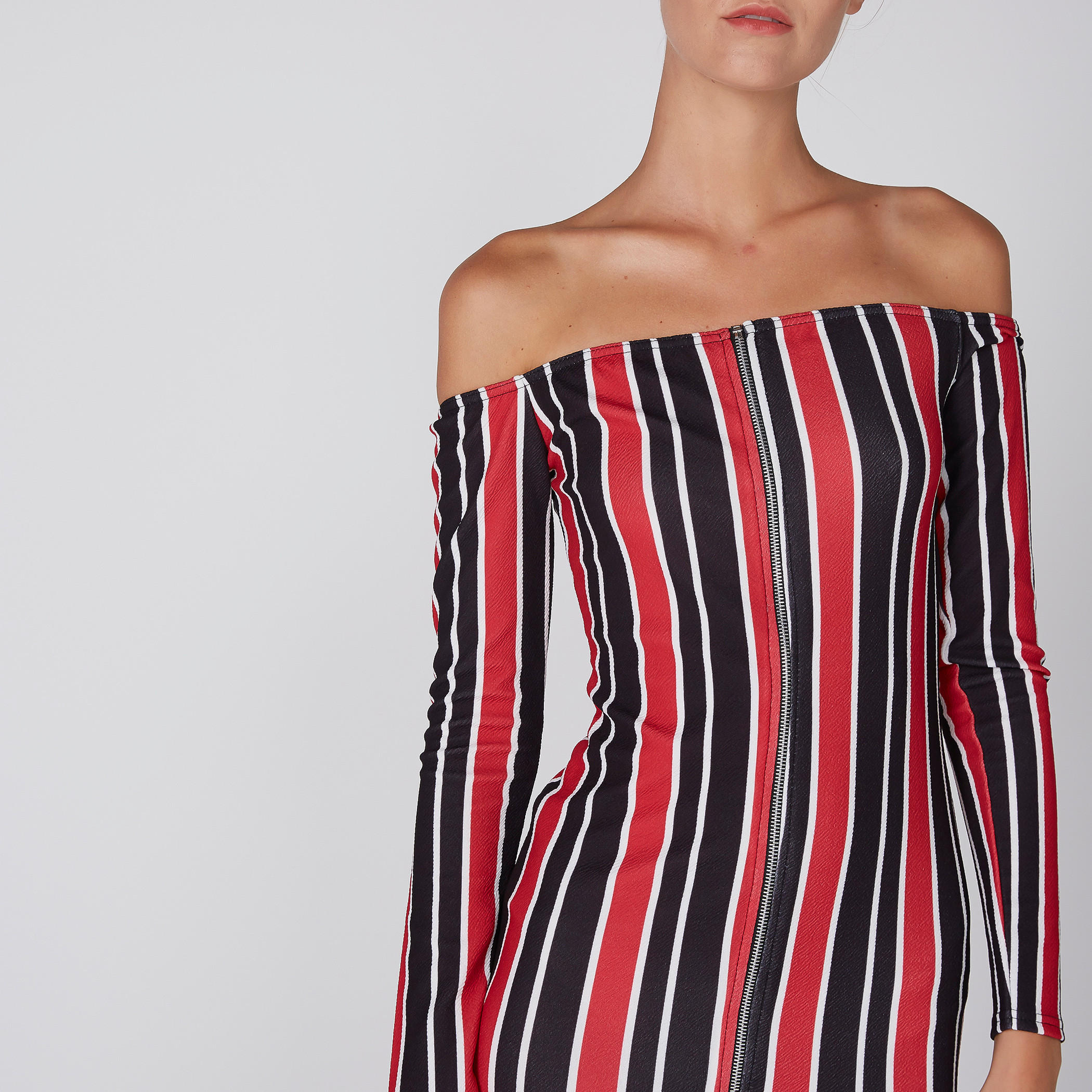 فستان قصير مقلّم بقصّة ضيّقة وأكتاف مكشوفة-women-clothing-dresses-image-3