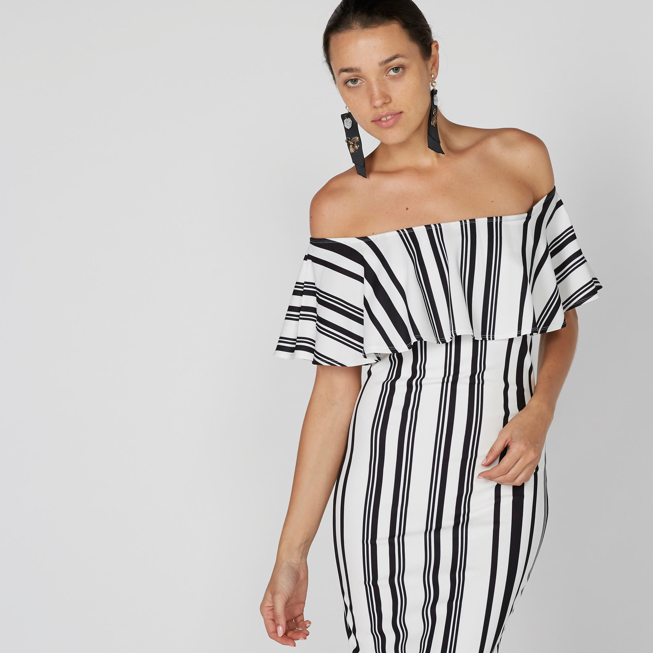 فستان مقلّم متوسط الطول بأكتاف مكشوفة-women-clothing-dresses-image-1
