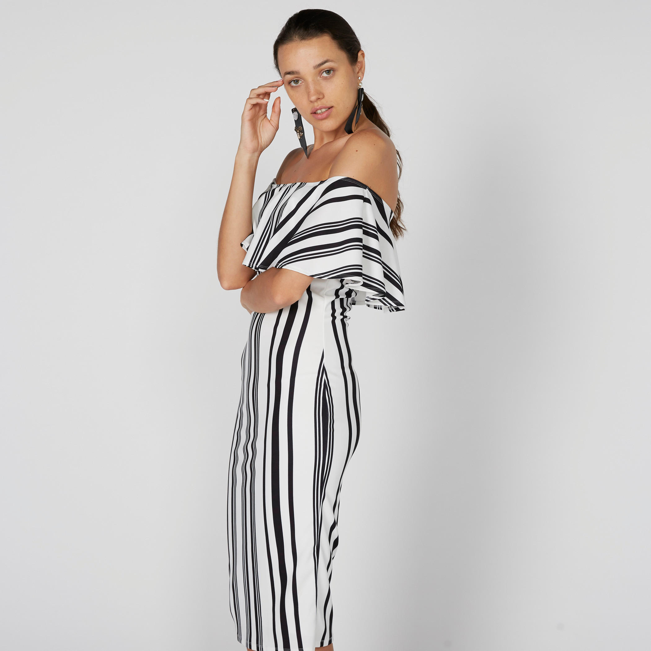 فستان مقلّم متوسط الطول بأكتاف مكشوفة-women-clothing-dresses-image-2