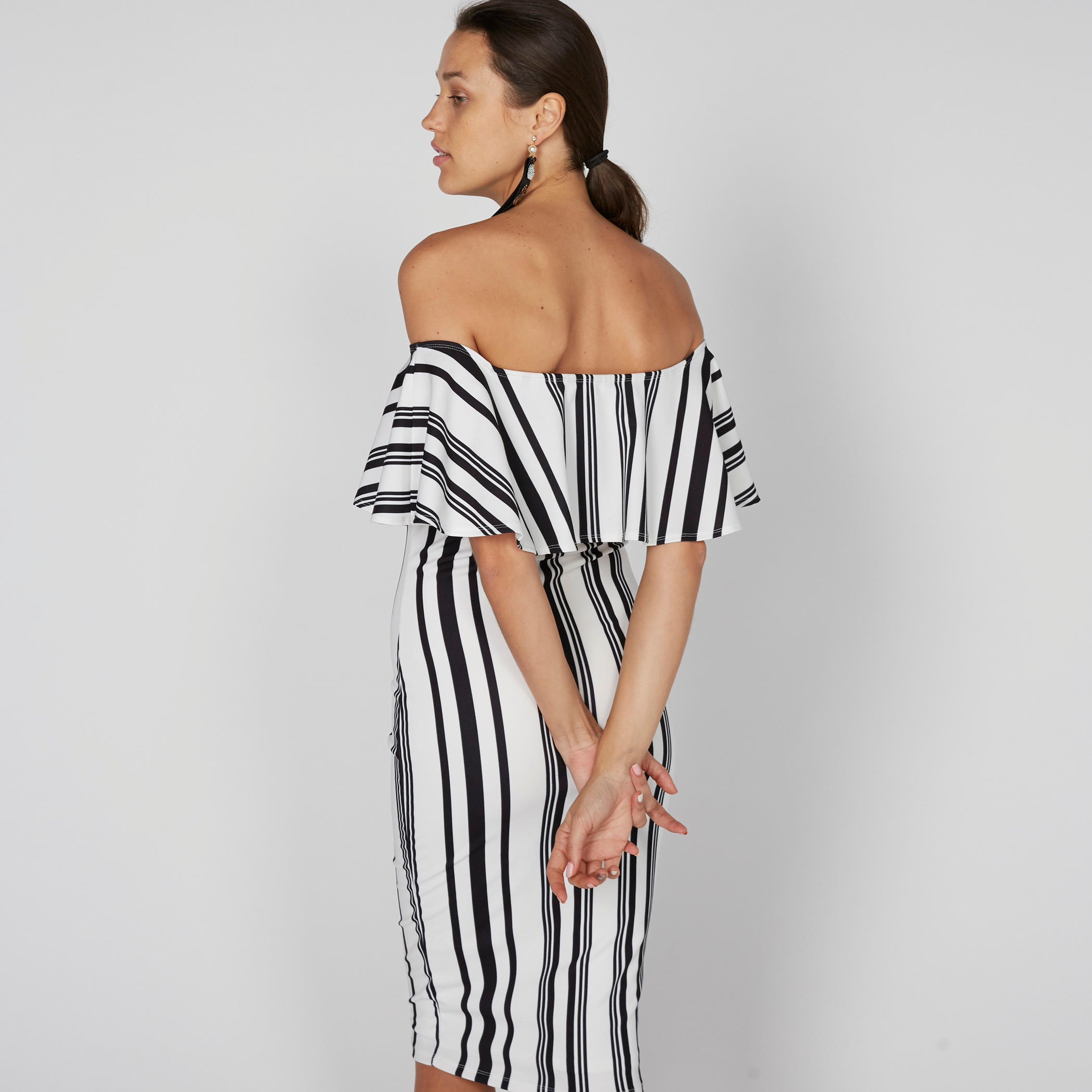 فستان مقلّم متوسط الطول بأكتاف مكشوفة-women-clothing-dresses-image-3