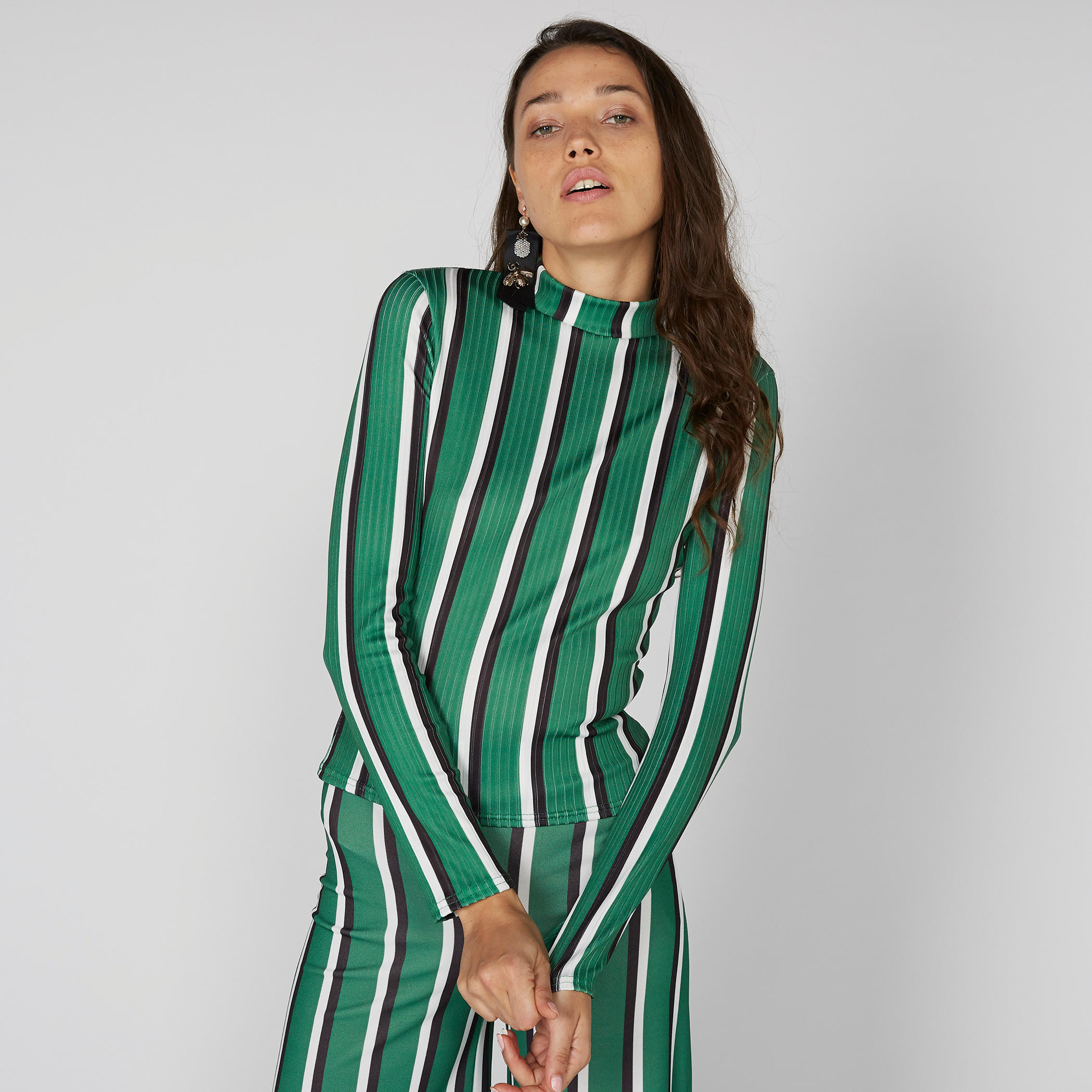 بلوزة مقلّمة بياقة عالية واسعة وأكمام طويلة-women-clothing-shirtsandblouses-blouses-image-3