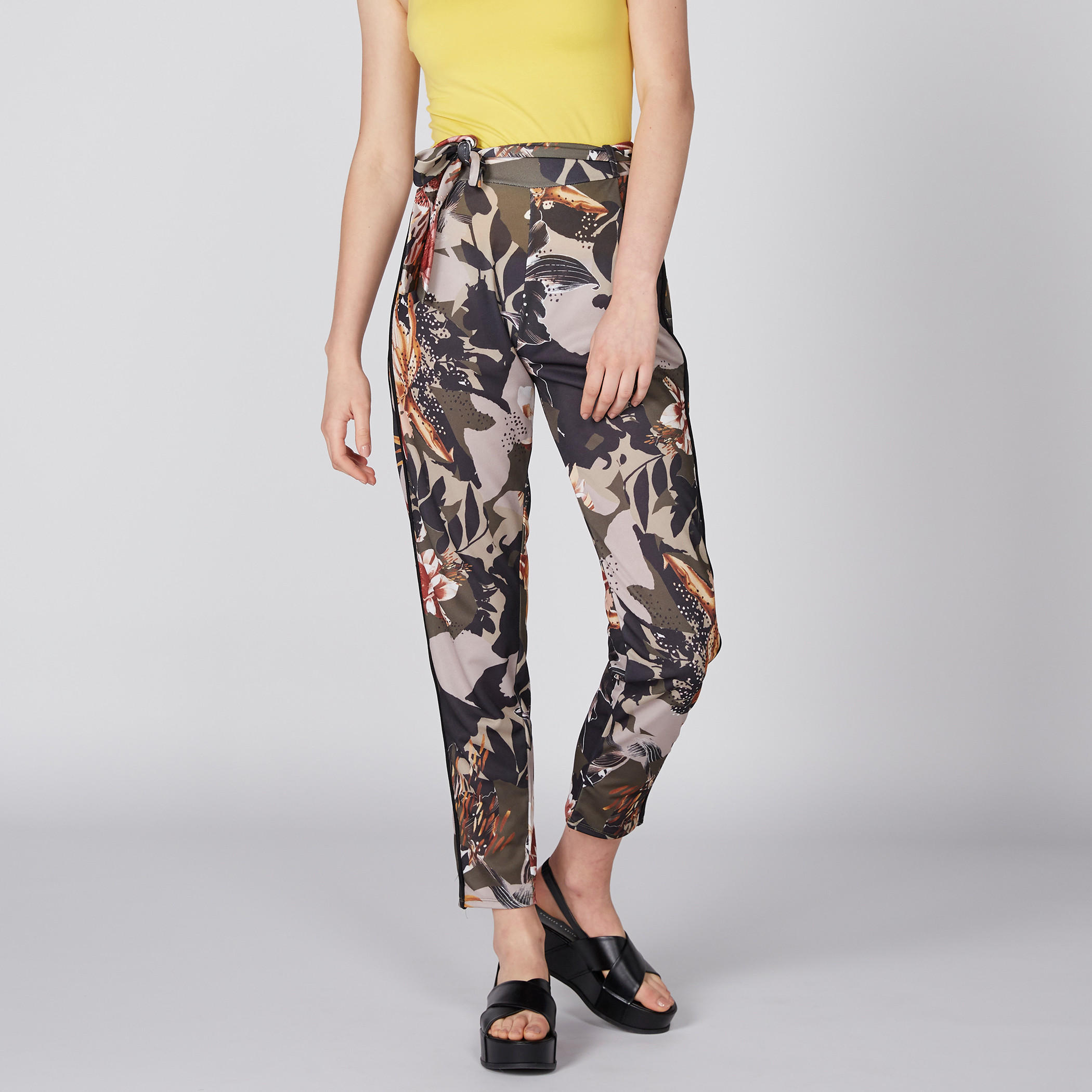 بنطال طويل برباط إغلاق وطبعات-women-clothing-bottoms-trousers-image-3