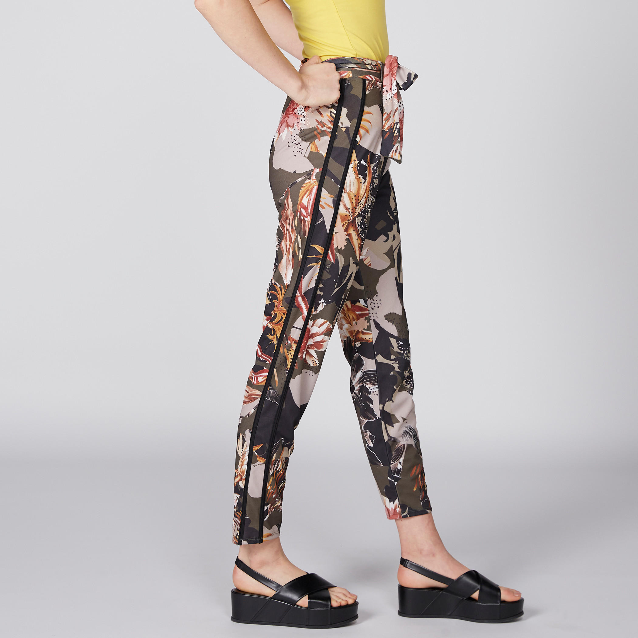 بنطال طويل برباط إغلاق وطبعات-women-clothing-bottoms-trousers-image-4