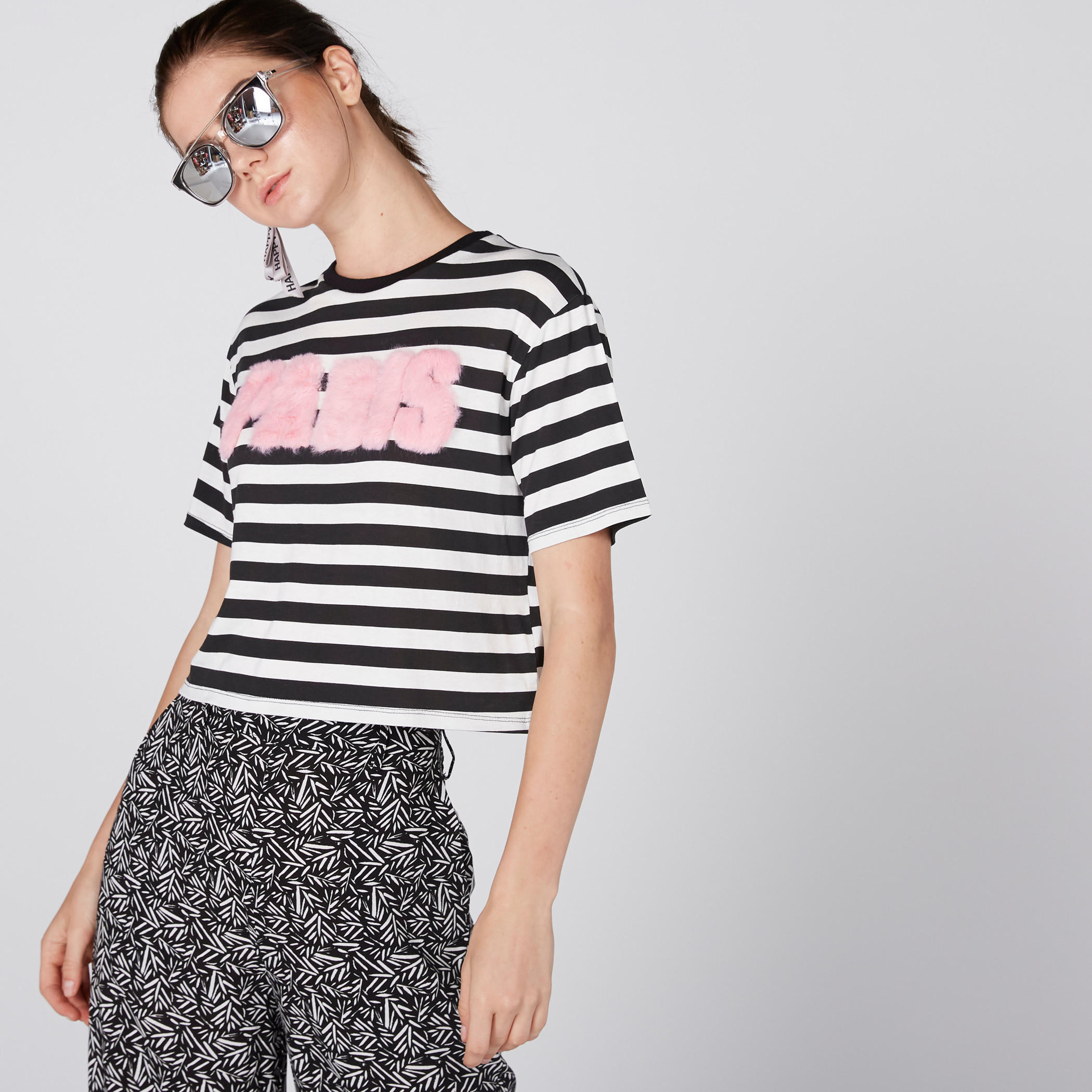 بلوزة قصيرة مقلّمة بياقة مستديرة وأكمام قصيرة وتفاصيل قطيفة-women-clothing-tshirts-image-1