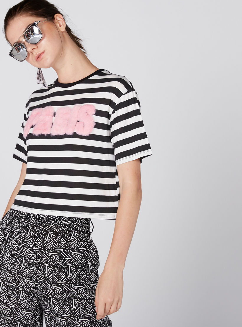 بلوزة قصيرة مقلّمة بياقة مستديرة وأكمام قصيرة وتفاصيل قطيفة-women-clothing-tshirts-image-1