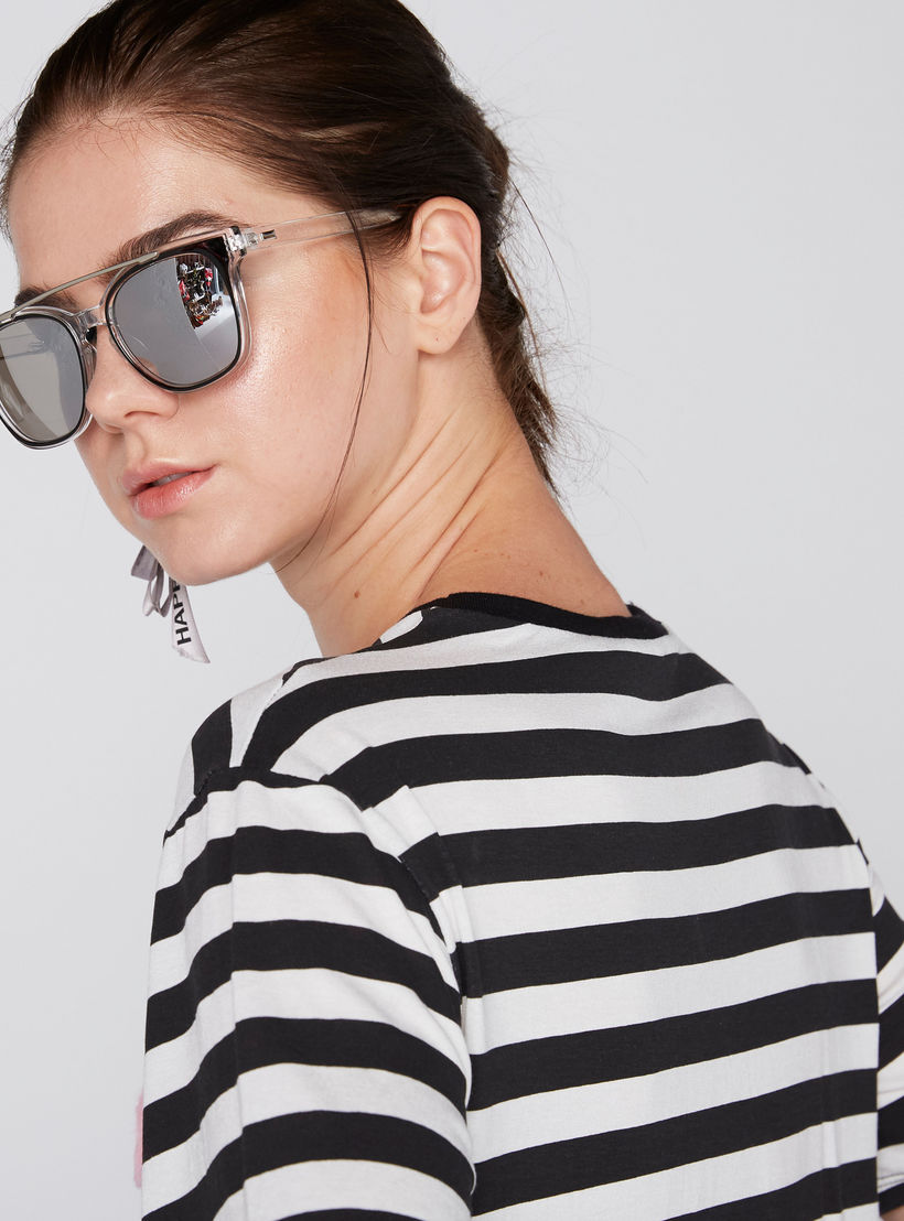 بلوزة قصيرة مقلّمة بياقة مستديرة وأكمام قصيرة وتفاصيل قطيفة-women-clothing-tshirts-image-2