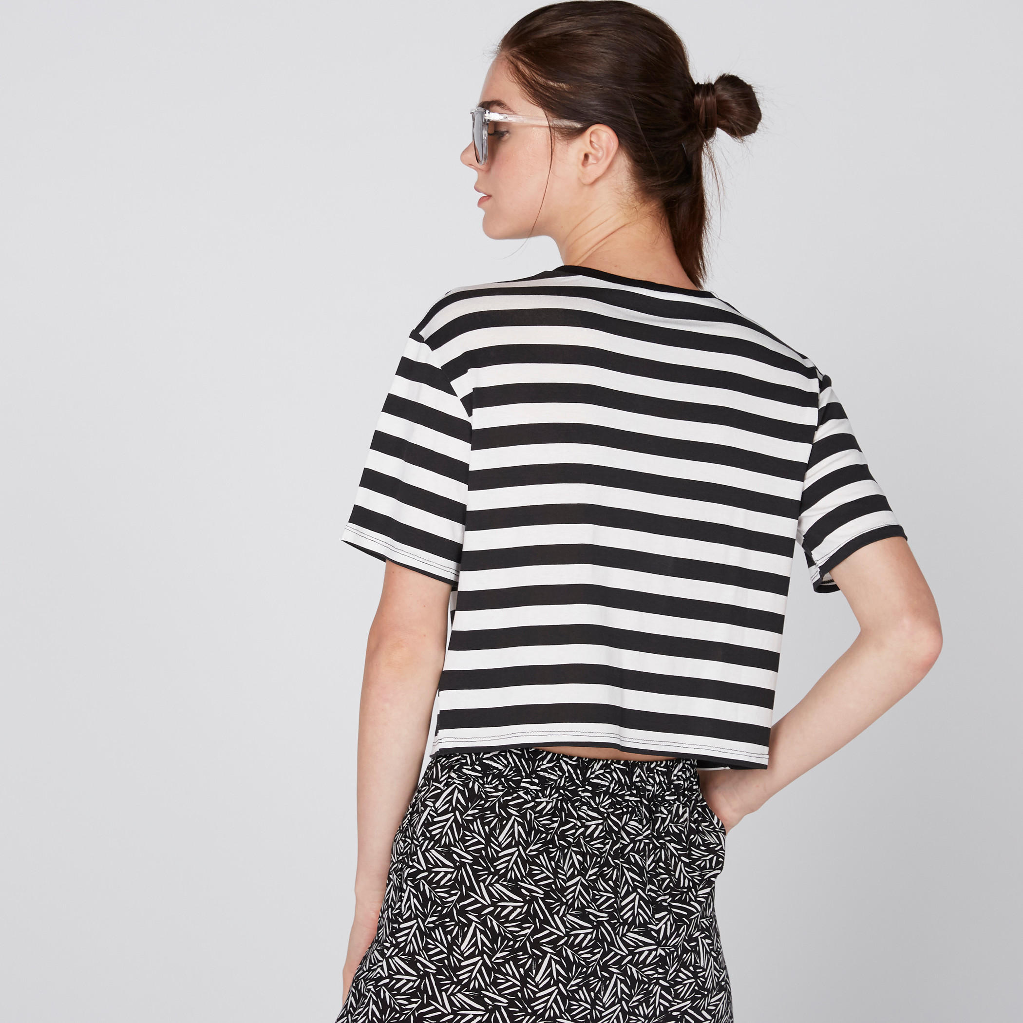 بلوزة قصيرة مقلّمة بياقة مستديرة وأكمام قصيرة وتفاصيل قطيفة-women-clothing-tshirts-image-3