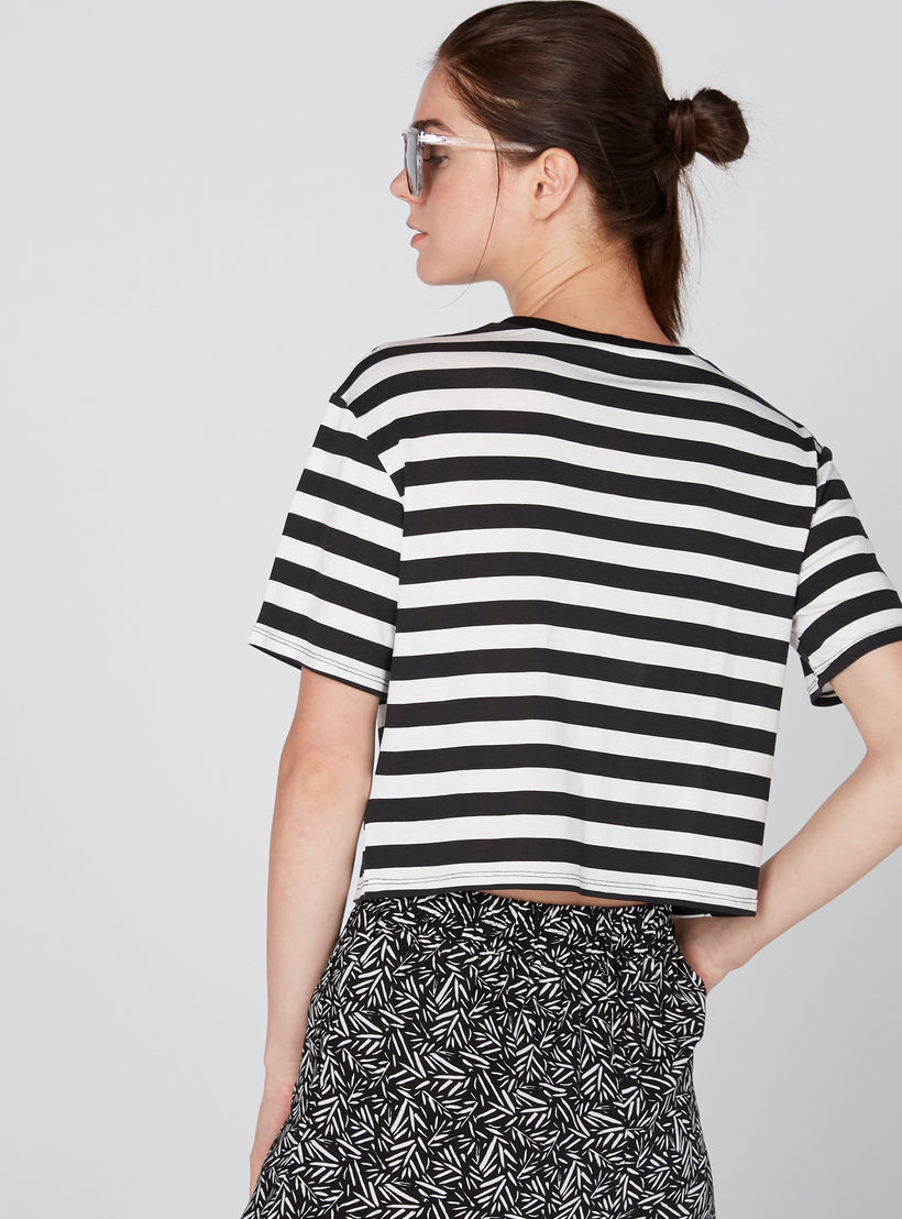 بلوزة قصيرة مقلّمة بياقة مستديرة وأكمام قصيرة وتفاصيل قطيفة-women-clothing-tshirts-image-3