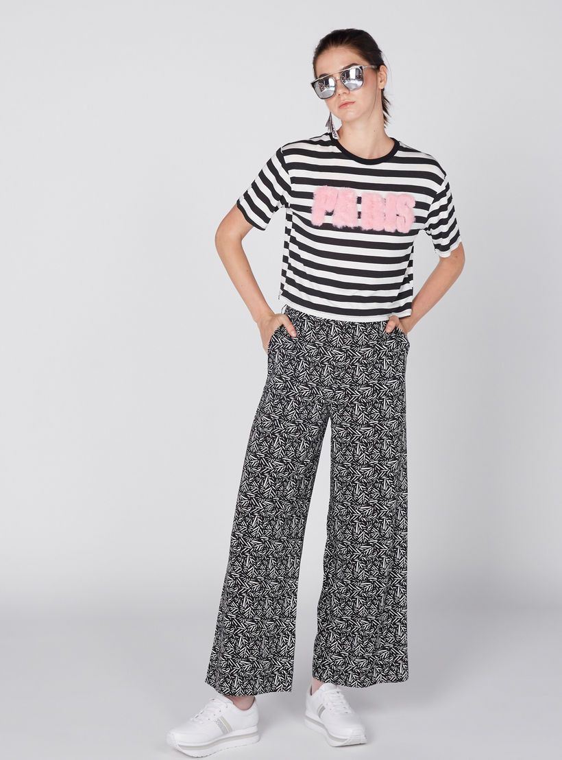 بلوزة قصيرة مقلّمة بياقة مستديرة وأكمام قصيرة وتفاصيل قطيفة-women-clothing-tshirts-image-4