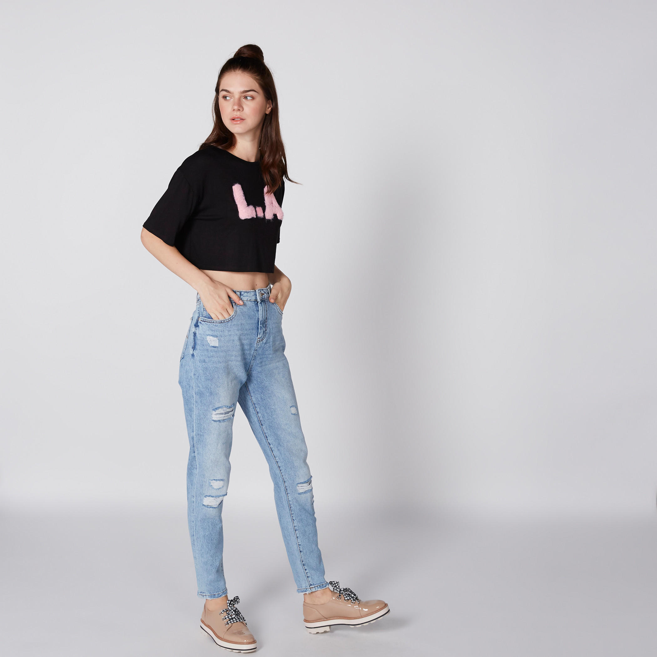 بلوزة قصيرة بياقة مستديرة وأكمام قصيرة وتفاصيل قطيفة-women-clothing-tshirts-image-1