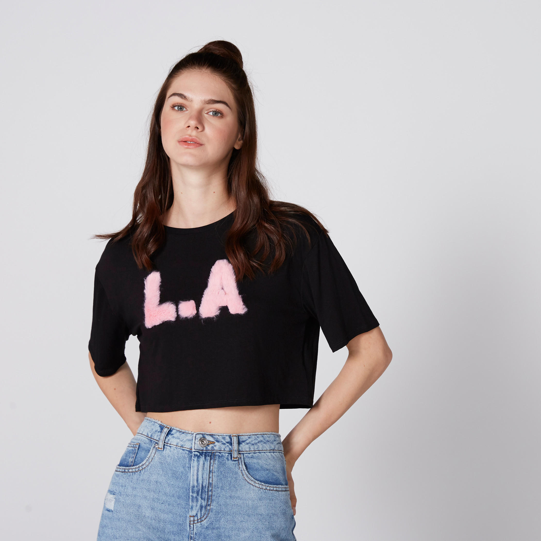 بلوزة قصيرة بياقة مستديرة وأكمام قصيرة وتفاصيل قطيفة-women-clothing-tshirts-image-2