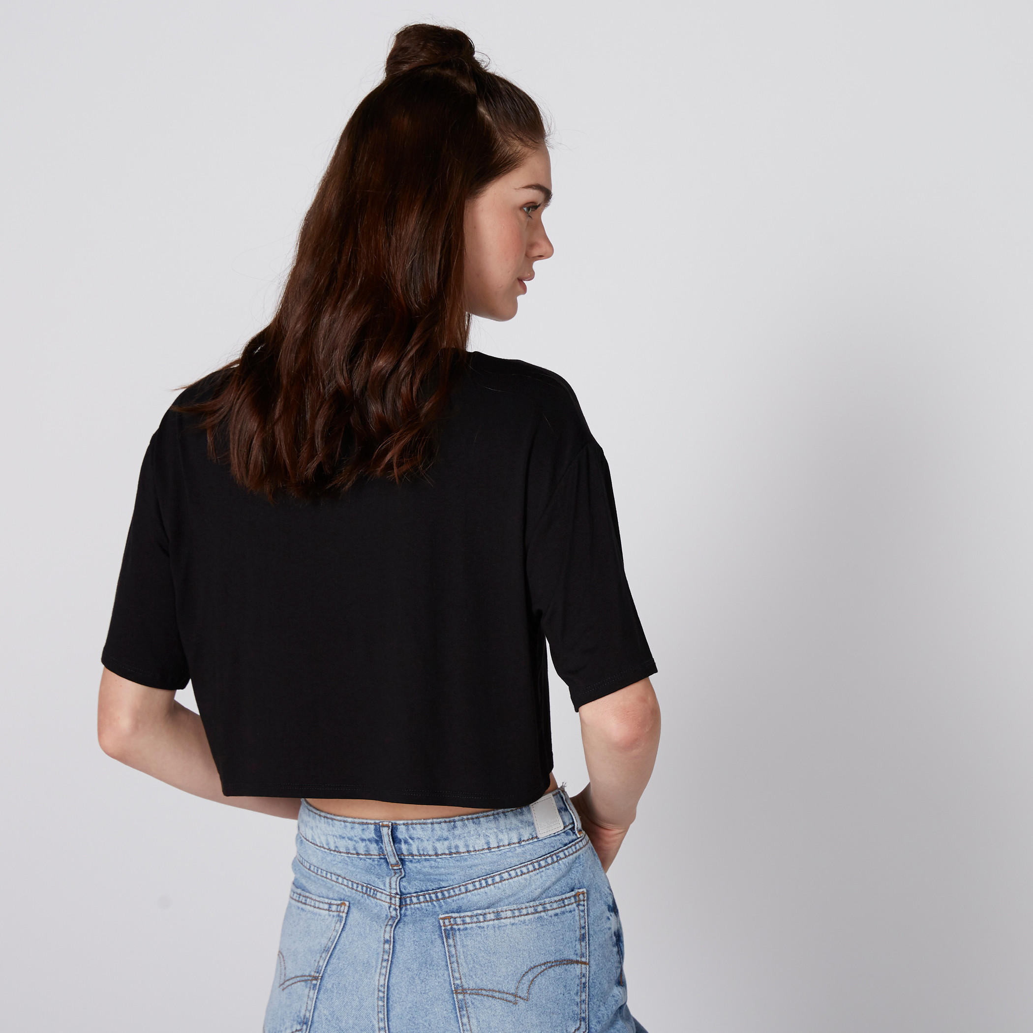 بلوزة قصيرة بياقة مستديرة وأكمام قصيرة وتفاصيل قطيفة-women-clothing-tshirts-image-3
