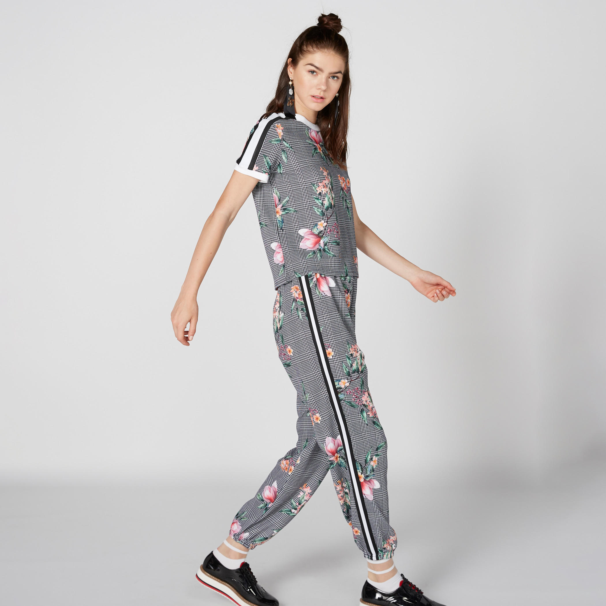 تيشيرت بياقة مستديرة وأكمام قصيرة وطبعات-women-clothing-shirtsandblouses-shirts-image-1