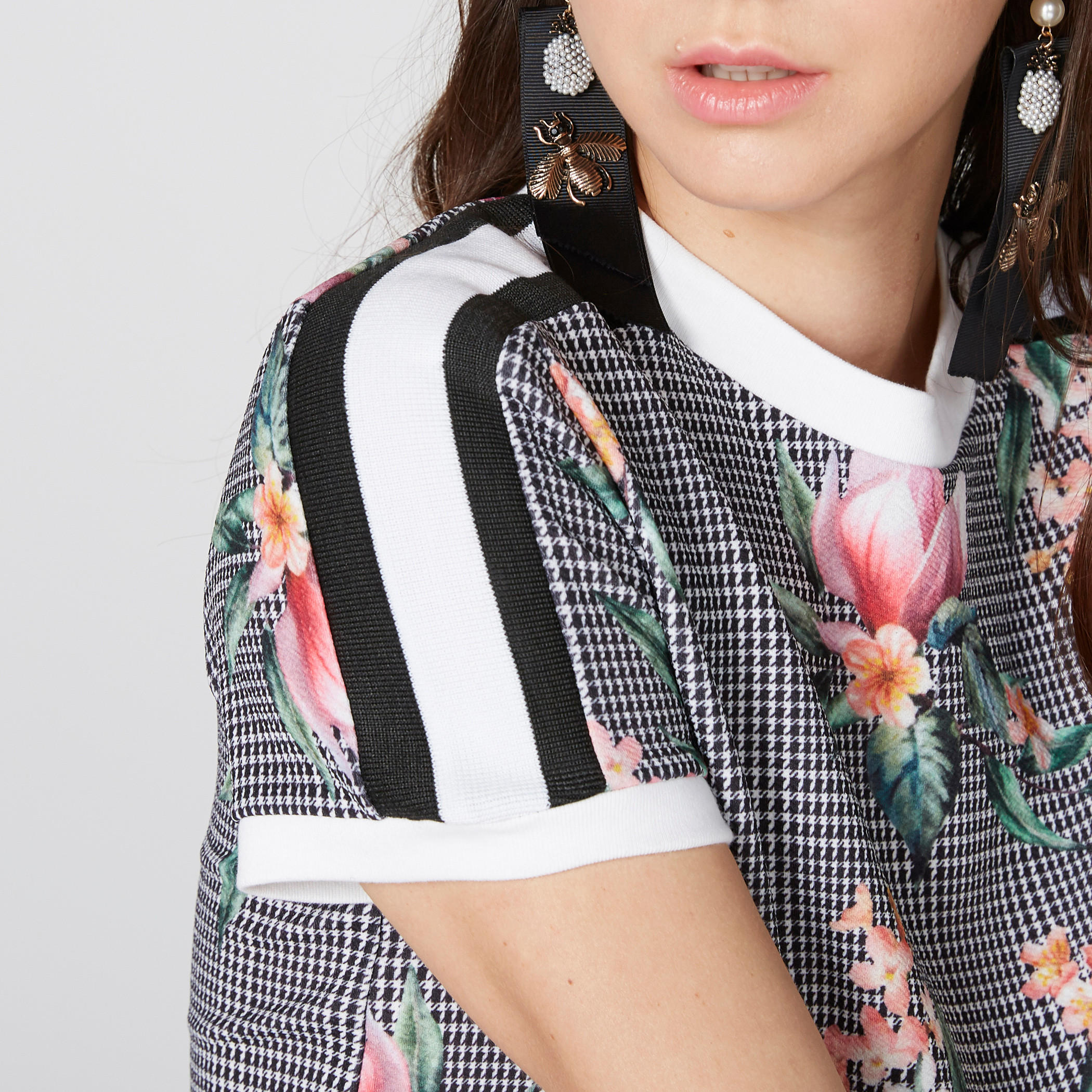 تيشيرت بياقة مستديرة وأكمام قصيرة وطبعات-women-clothing-shirtsandblouses-shirts-image-4