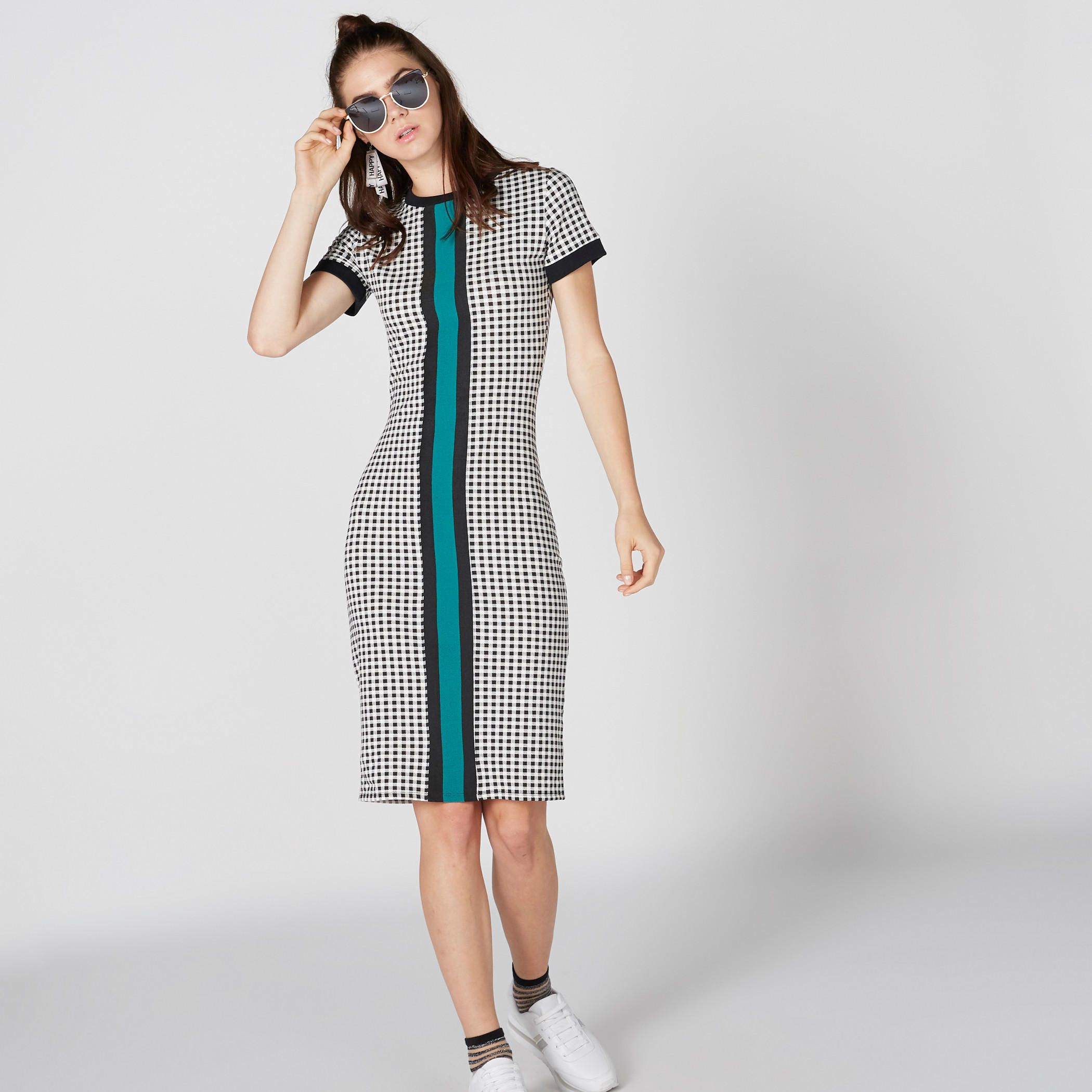 فستان كاروهات متوسط الطول بياقة مستديرة وأكمام قصيرة-women-clothing-dresses-image-1