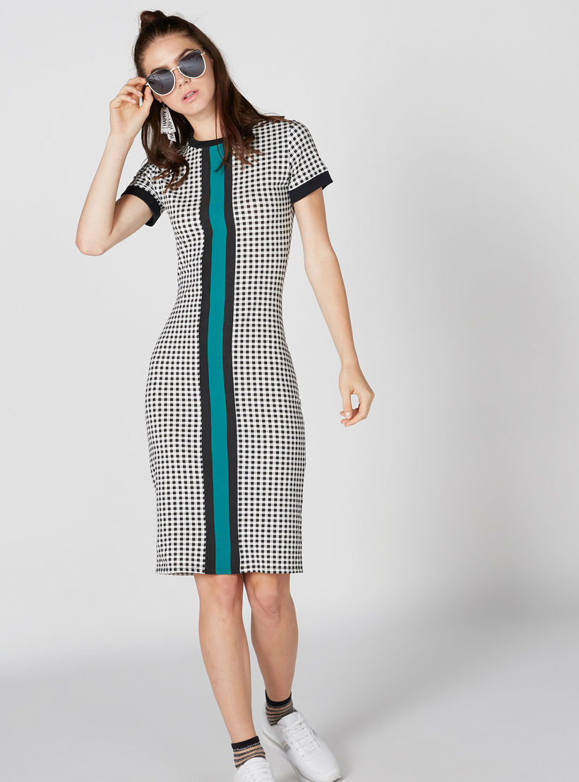فستان كاروهات متوسط الطول بياقة مستديرة وأكمام قصيرة-women-clothing-dresses-image-1