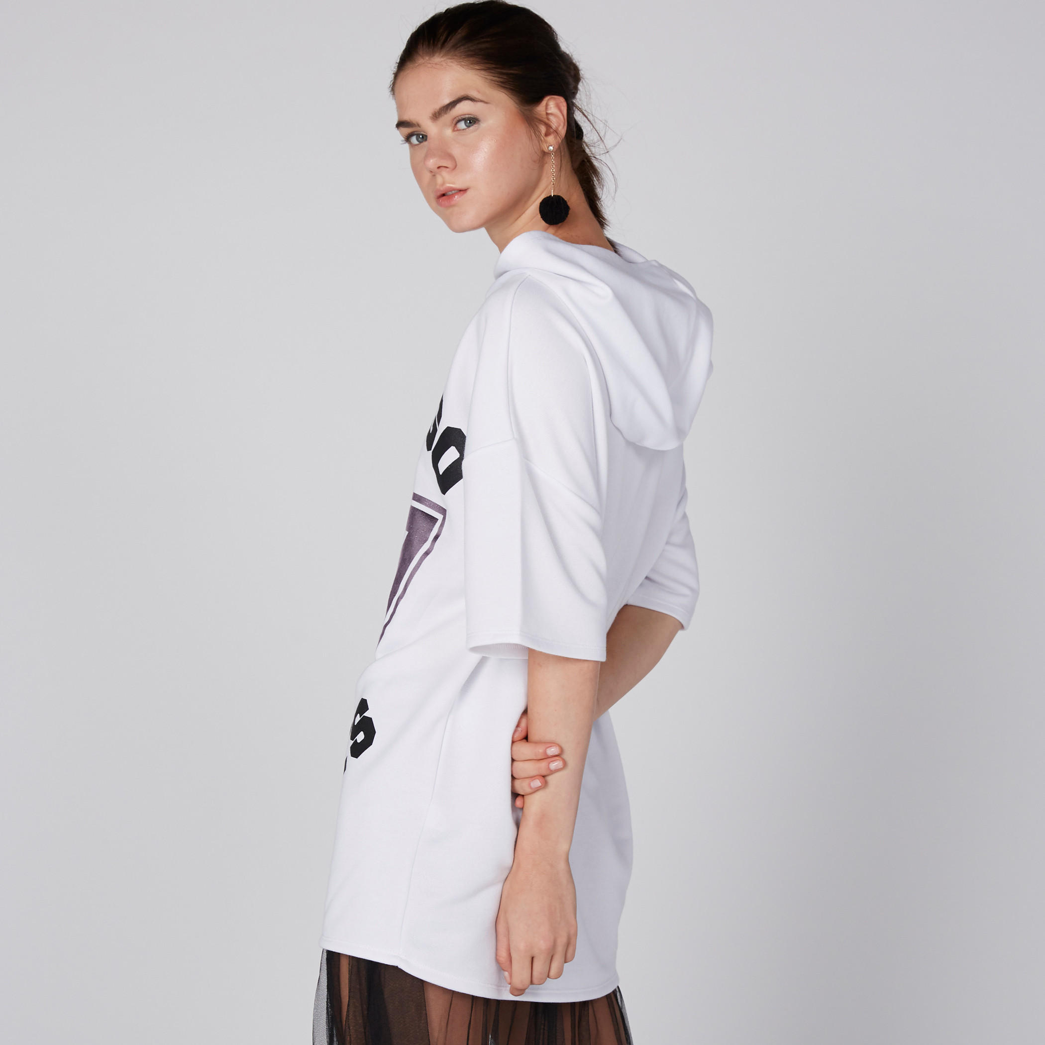 سويت شيرت بأكمام قصيرة وطبعات وقبعة-women-winterwear-hoodiesandsweatshirts-hoodies-image-2