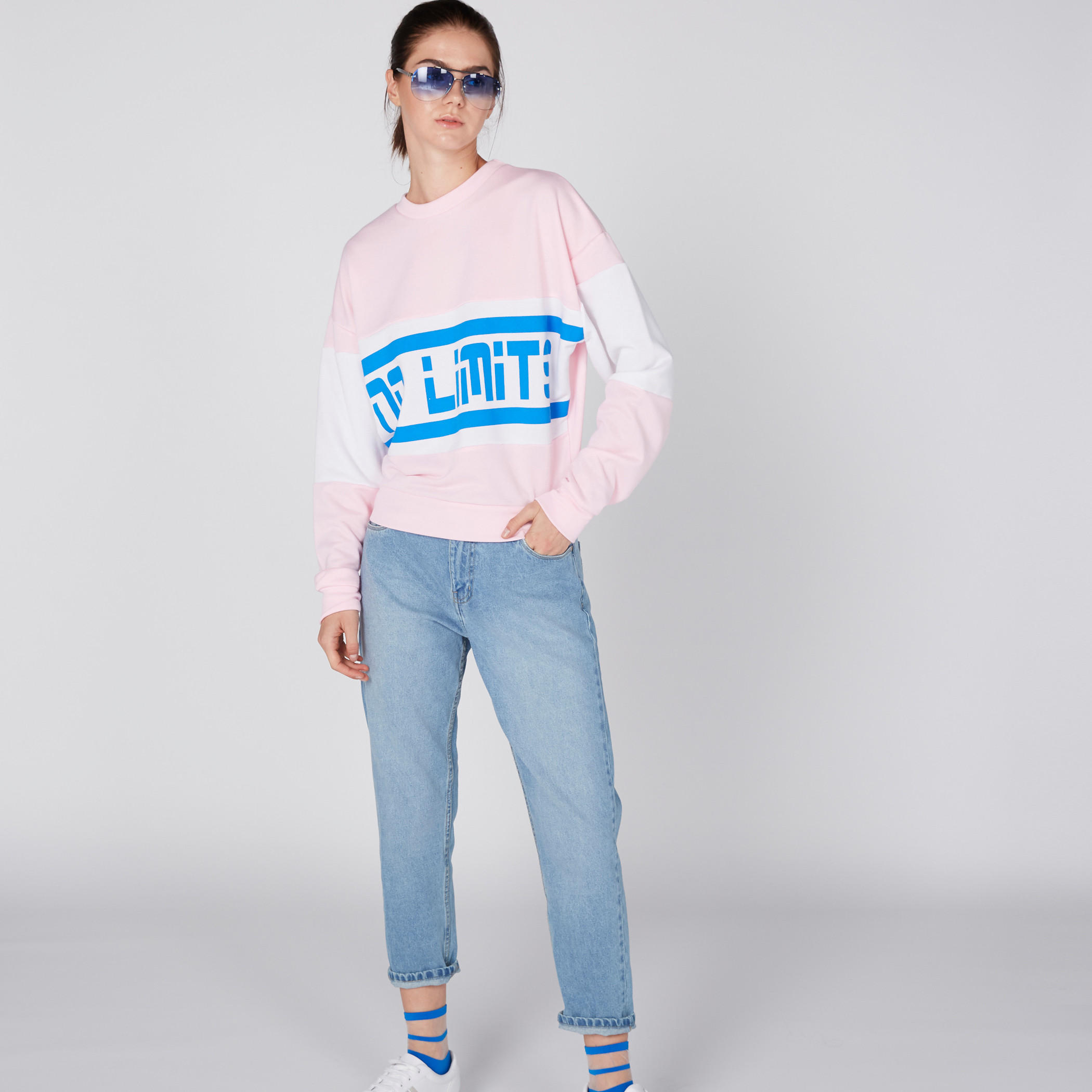 سويت شيرت بياقة ضيّقة وأكمام طويلة وطبعات-women-winterwear-hoodiesandsweatshirts-sweatshirts-image-2