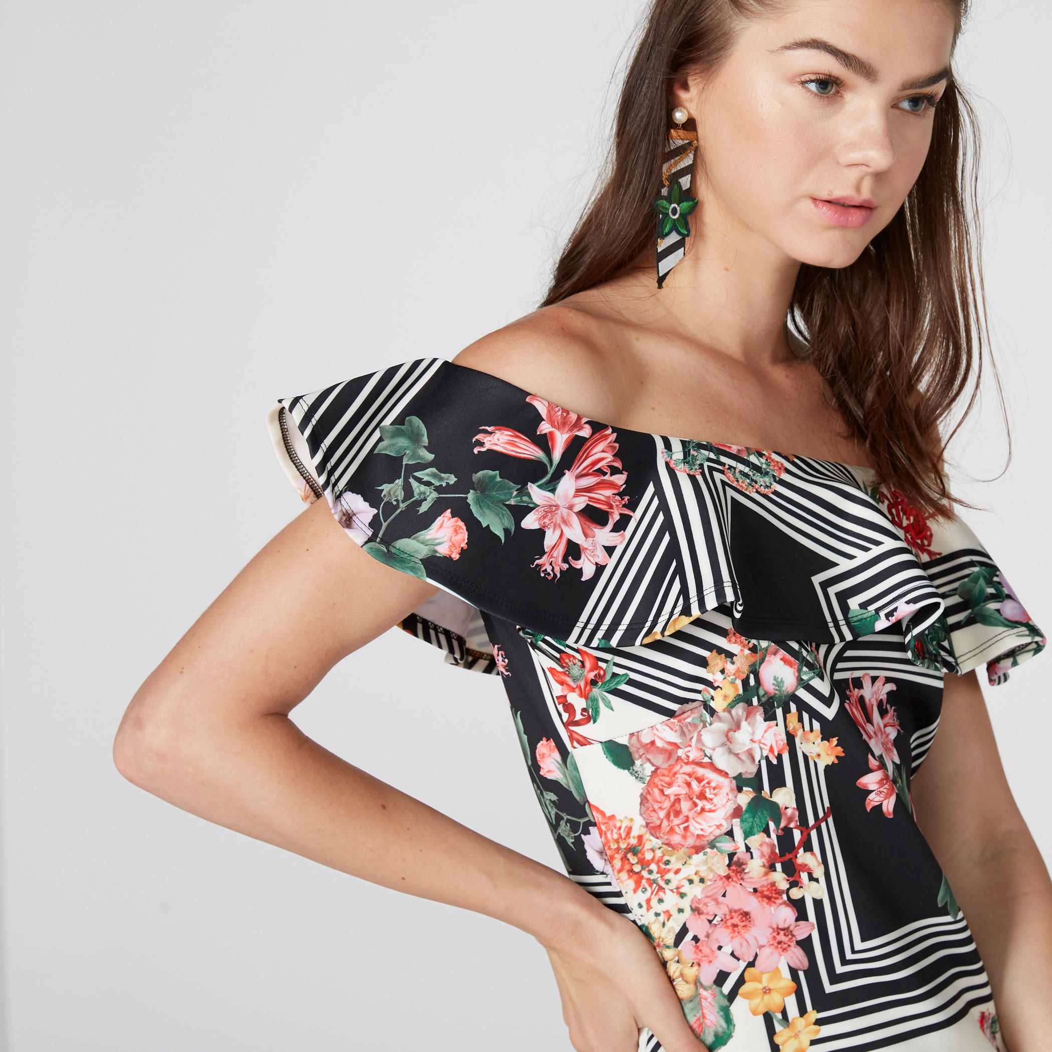 فستان قصير مكشوف الأكتاف بتفاصيل كشكش وطبعات-women-clothing-dresses-image-2