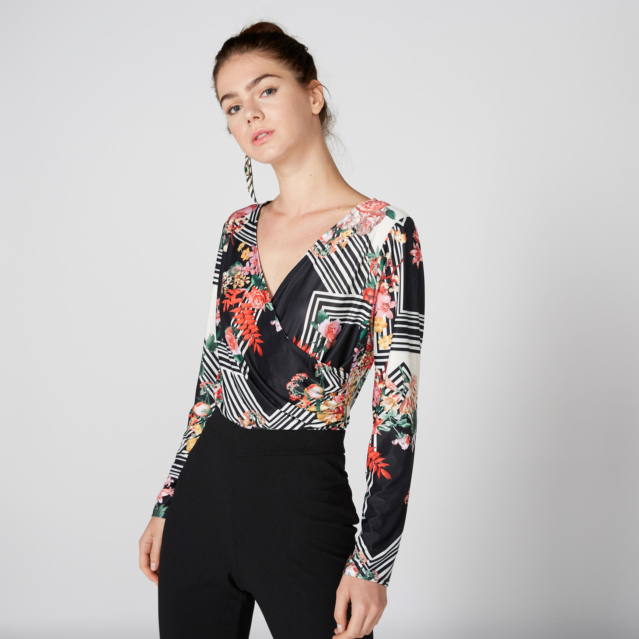بلوزة بياقة V وأكمام طويلة وطبعات-women-clothing-shirtsandblouses-blouses-image-2