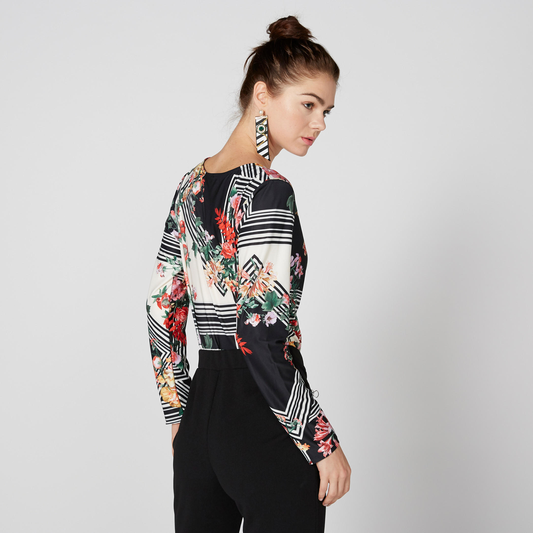 بلوزة بياقة V وأكمام طويلة وطبعات-women-clothing-shirtsandblouses-blouses-image-3