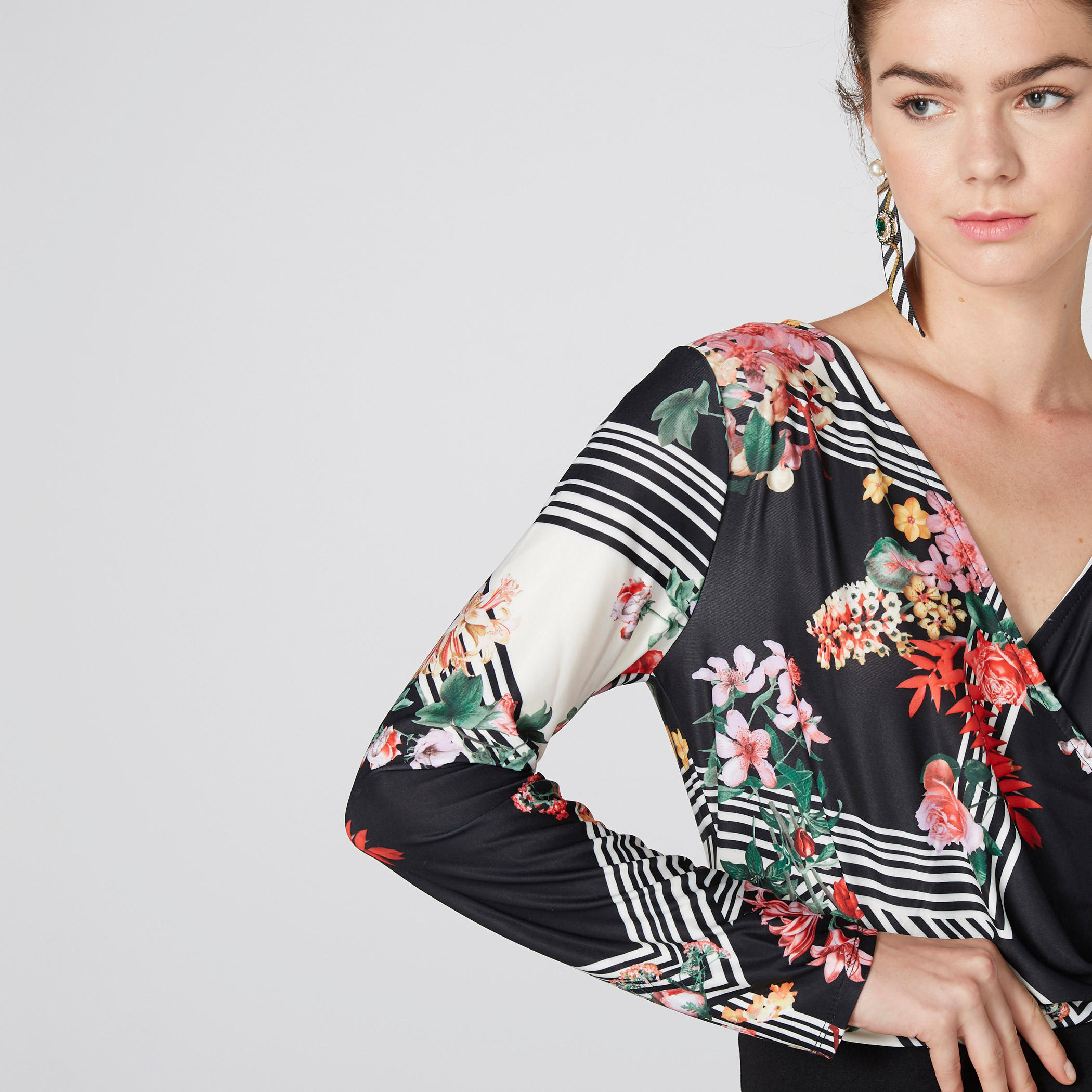 بلوزة بياقة V وأكمام طويلة وطبعات-women-clothing-shirtsandblouses-blouses-image-4