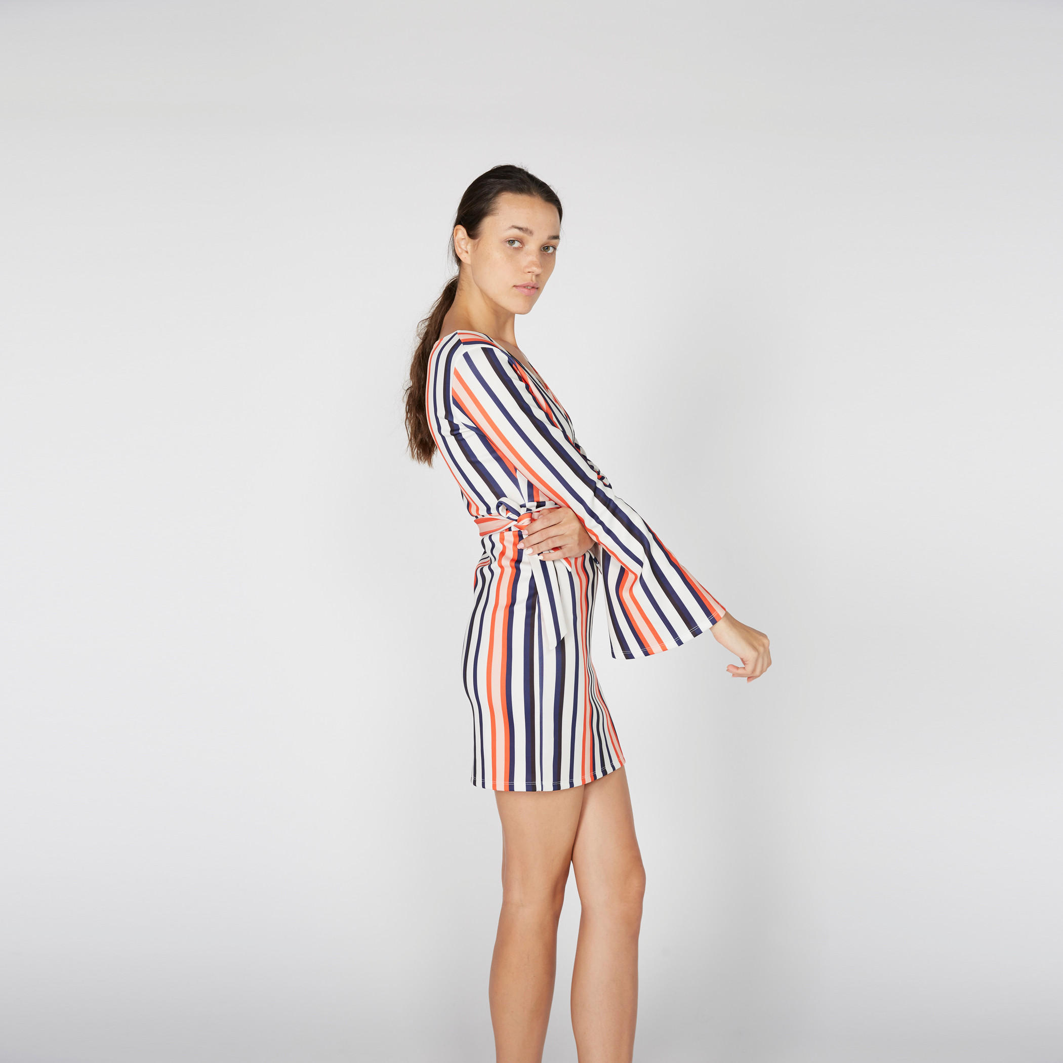 فستان قصير مقلّم بأكمام طويلة-women-clothing-dresses-image-2