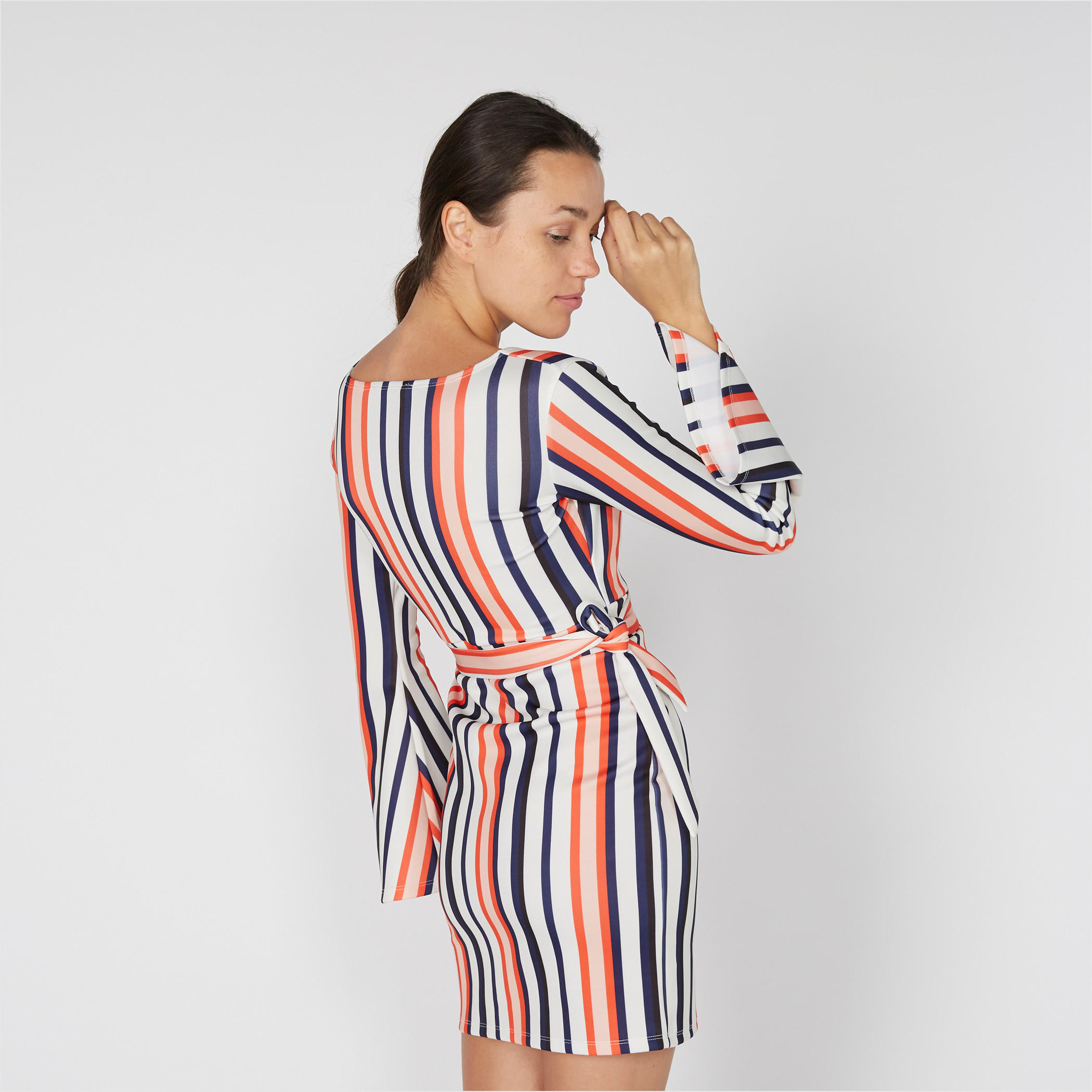 فستان قصير مقلّم بأكمام طويلة-women-clothing-dresses-image-4