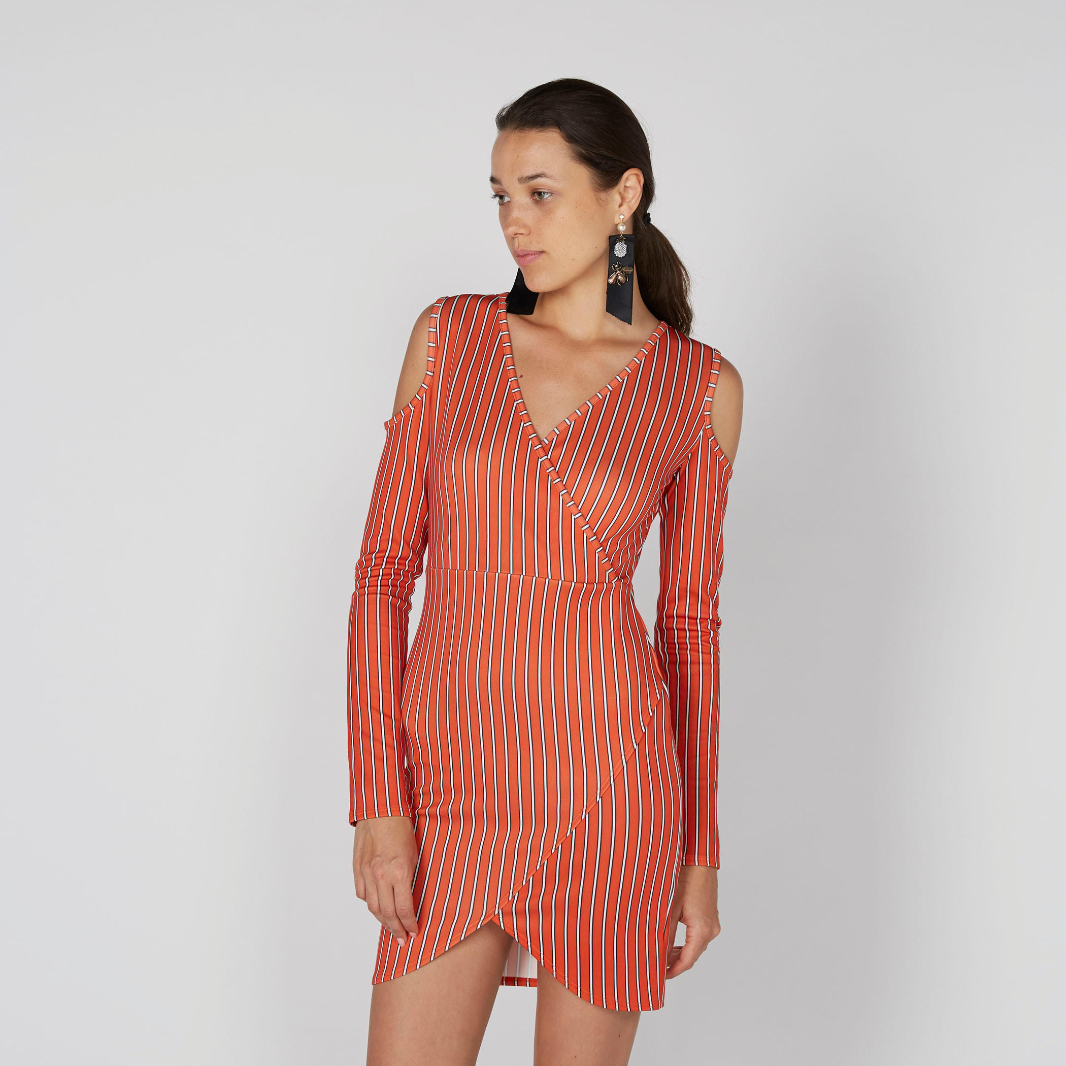 فستان قصير بتصميم ملفوف ومقلّم بأكتاف مكشوفة وأكمام طويلة-women-clothing-dresses-image-1