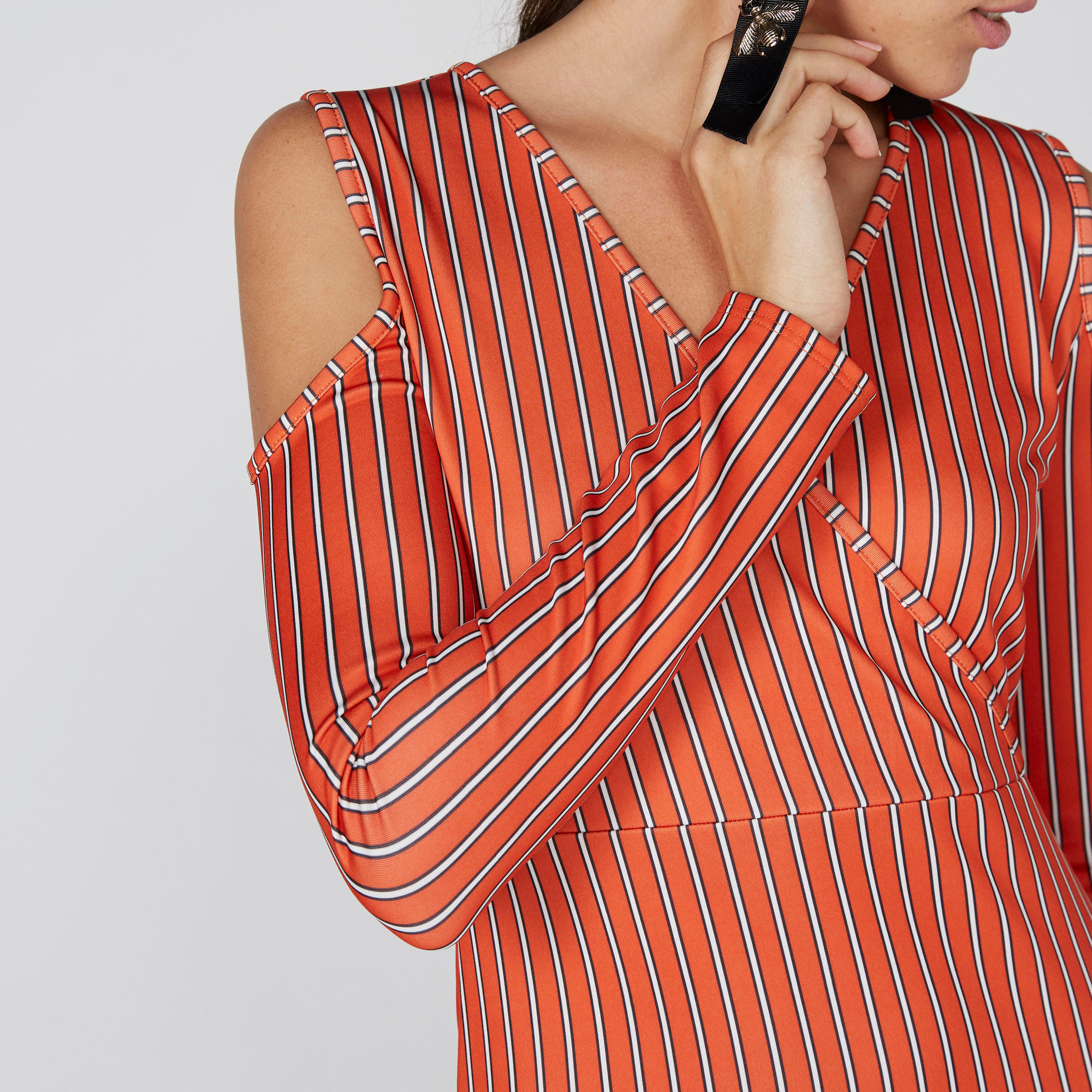 فستان قصير بتصميم ملفوف ومقلّم بأكتاف مكشوفة وأكمام طويلة-women-clothing-dresses-image-3
