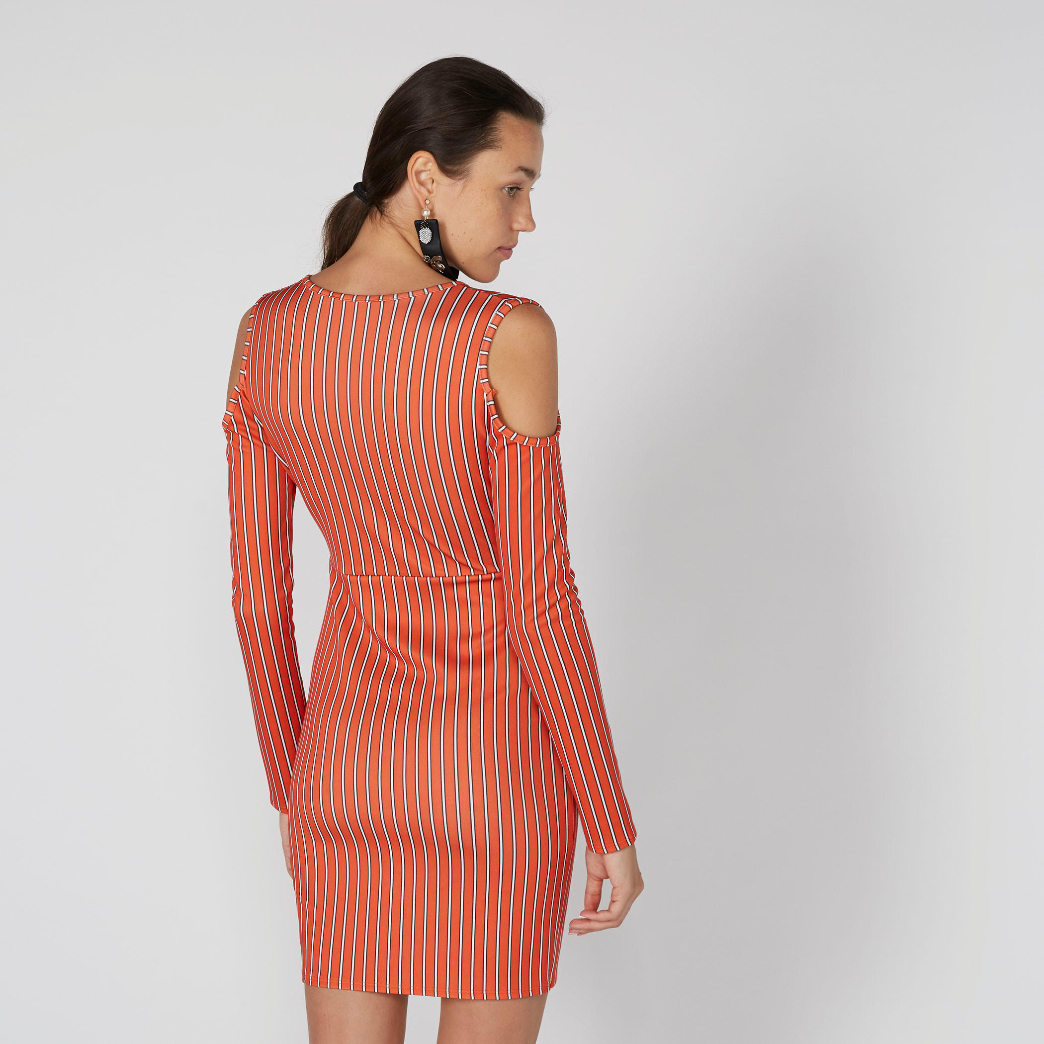 فستان قصير بتصميم ملفوف ومقلّم بأكتاف مكشوفة وأكمام طويلة-women-clothing-dresses-image-4