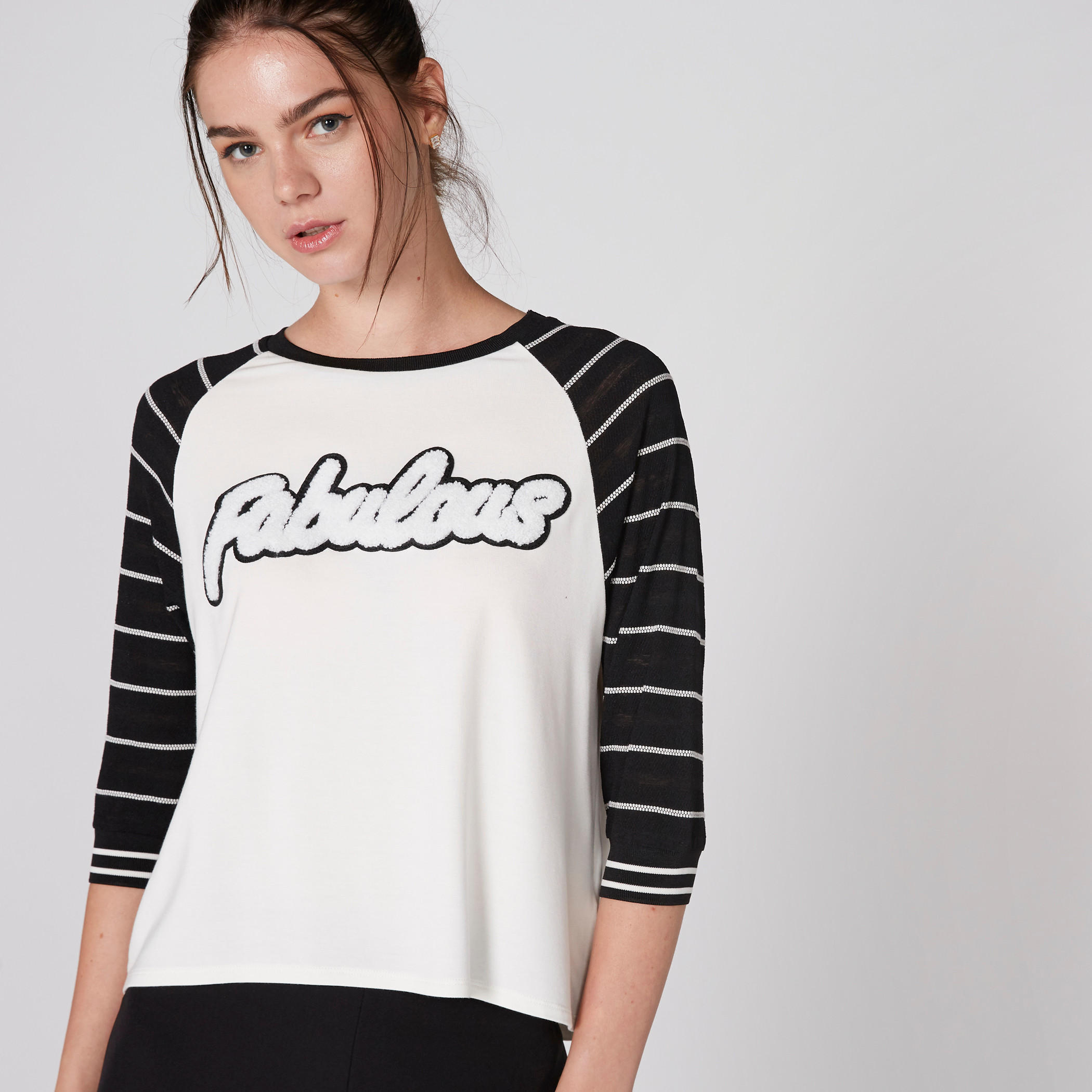 تيشيرت بياقة ضيّقة وأكمام 3/4 وطبعات-women-clothing-tshirts-image-1